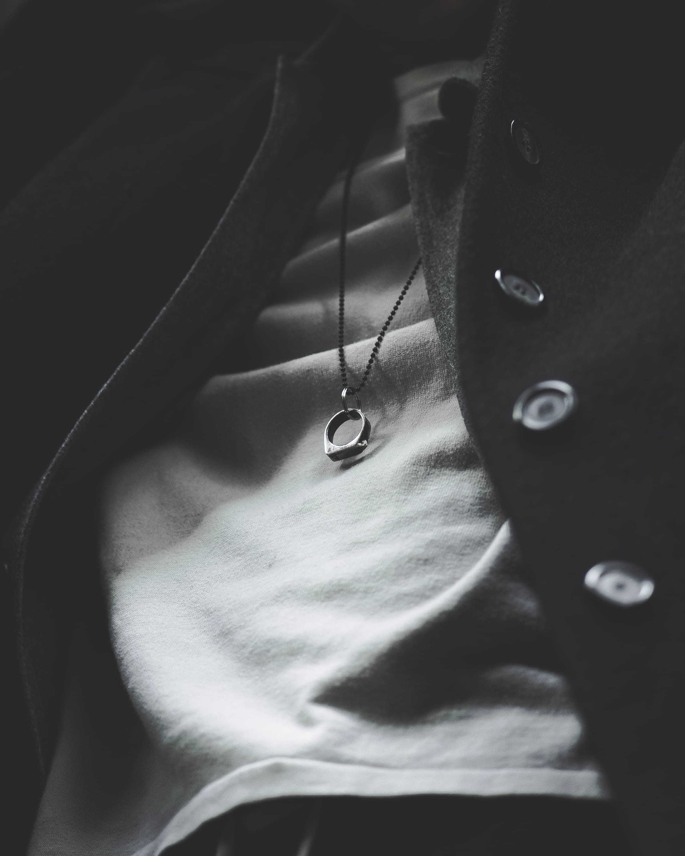 photography, emotion, personal accessory, toronto, necklace, high angle view, blur, light, tones, person, technology, textile, zipper, wearing, selective focus, Phone HD Wallpaper
