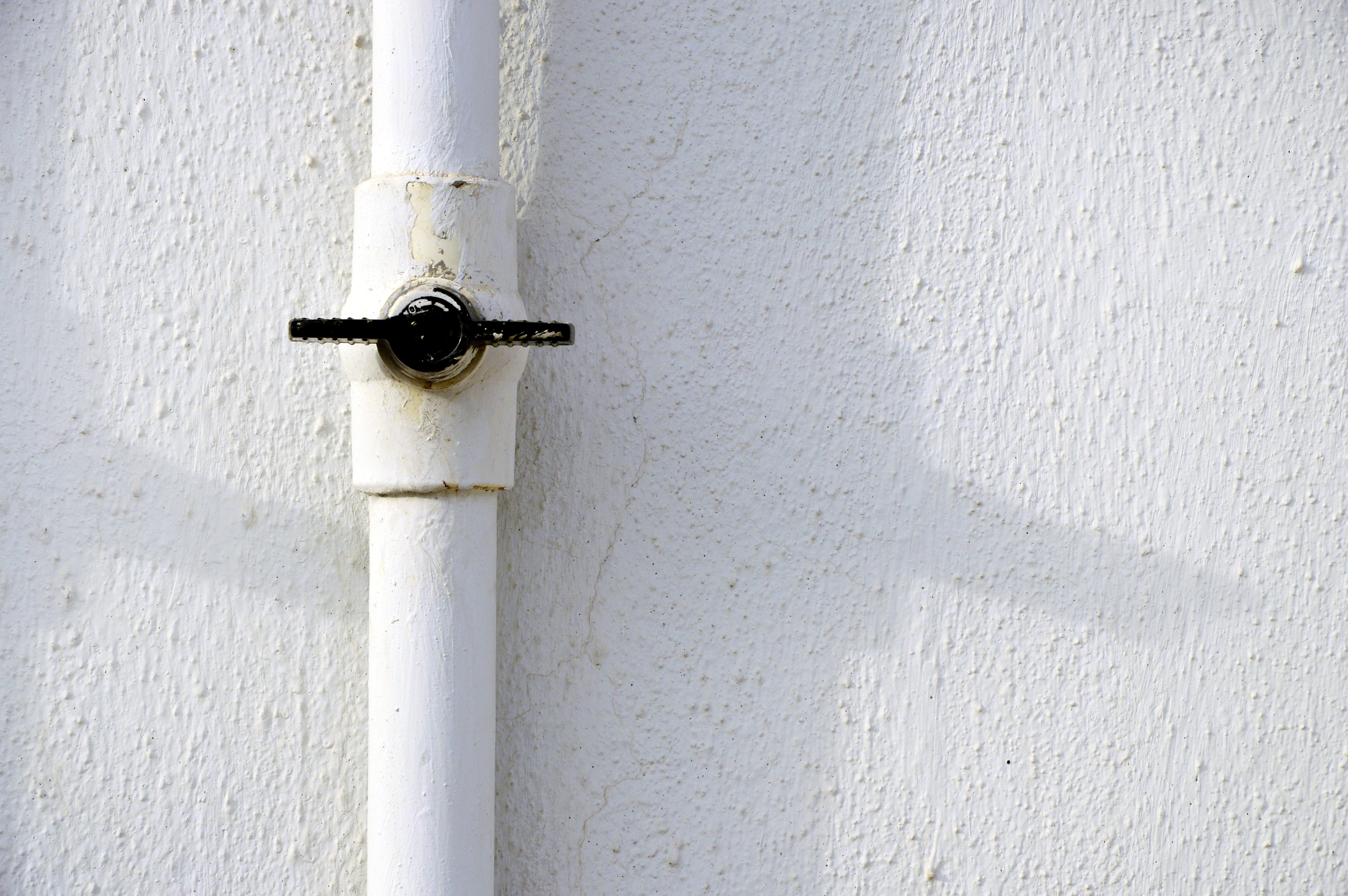 textured, water pipe, ceiling fan, building, black, pipeline, electrical device, connection, pipe - tube, handrail, switch, oars, wall, white color, concrete wall, HD Wallpaper