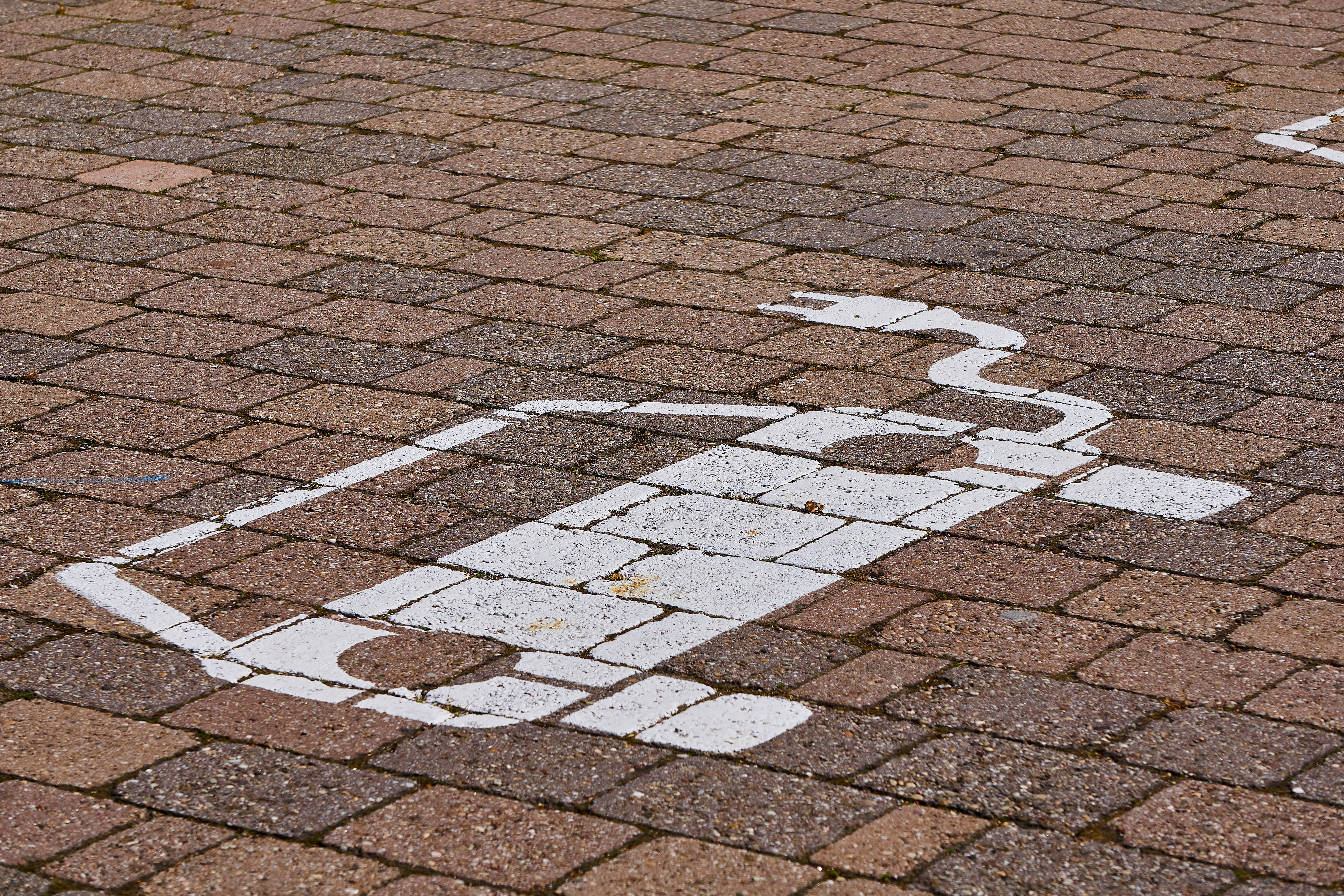 connection, no people, loading possibility, electric car, pattern, guidance, road marking, pkw, traffic turning, white color, battery, charging station, HD Wallpaper