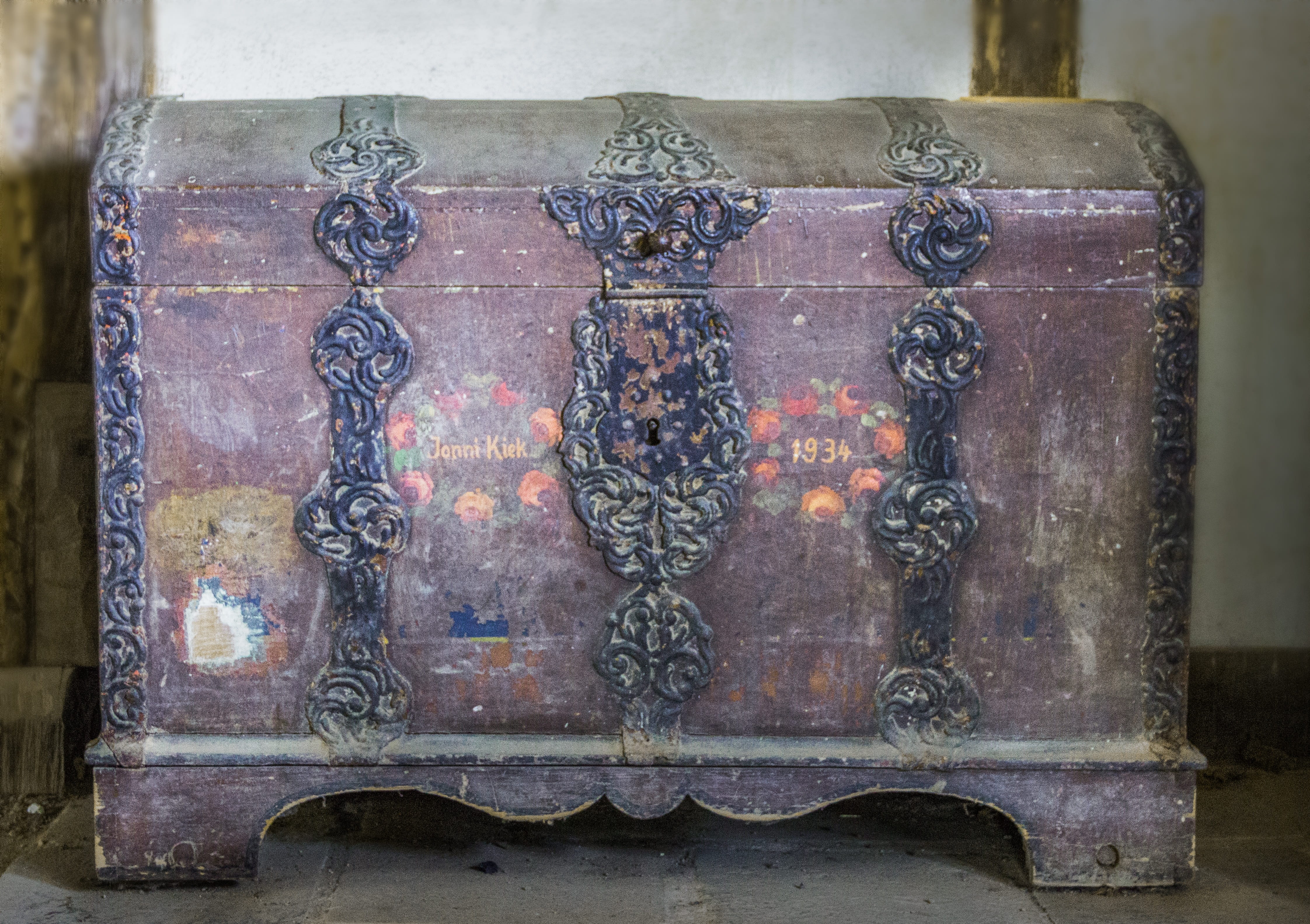 outdoors, structure, live, day, Fittings, decoration, chest with iron fittings, metallic, craft, architecture, safety, setup, floral pattern, furniture, HD Wallpaper