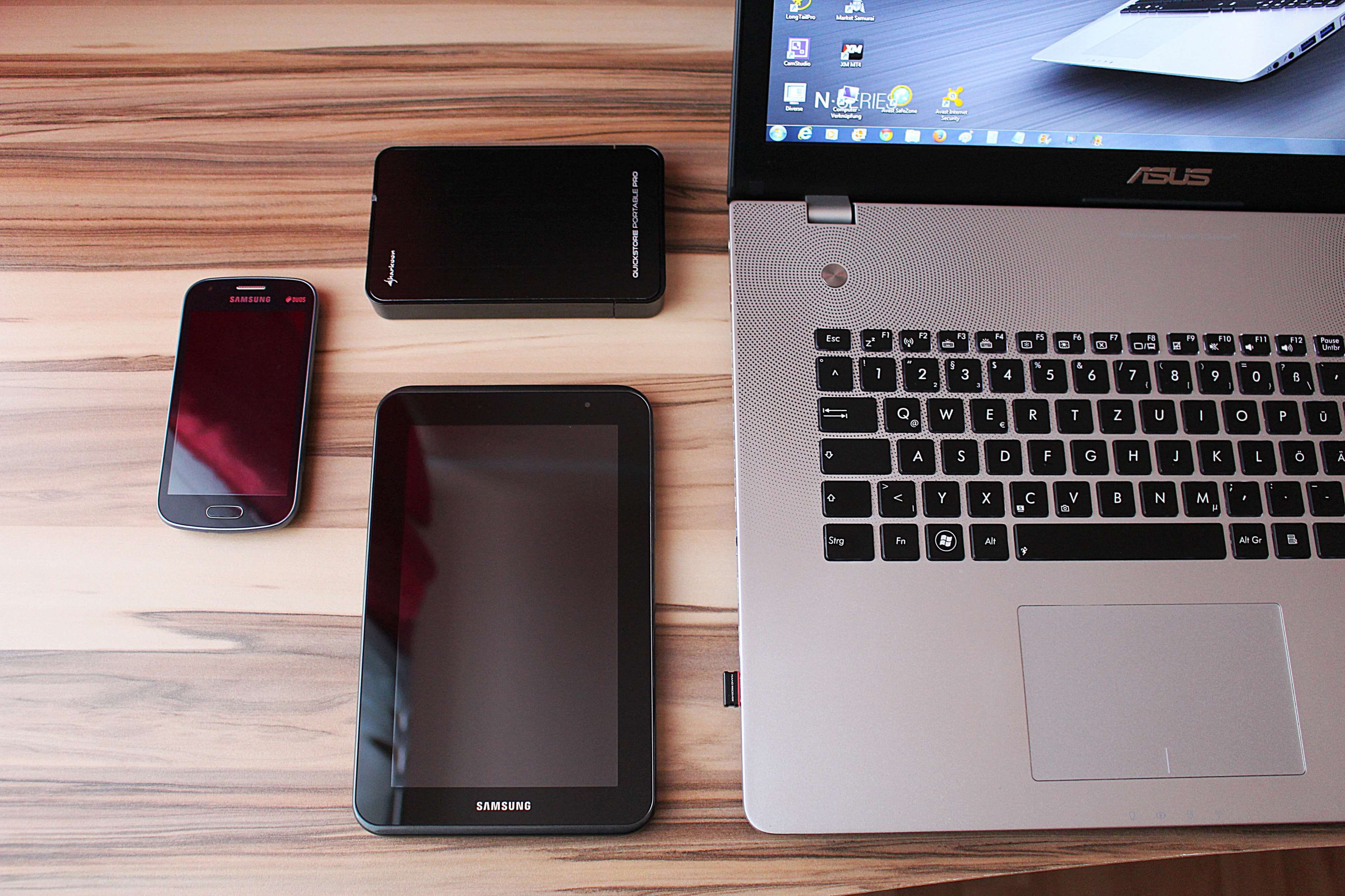 connection, portability, table, 4K, directly above, monitor, t, portable, display, tablet, smartphone, business, laptop, wireless technology, furniture, HD Wallpaper