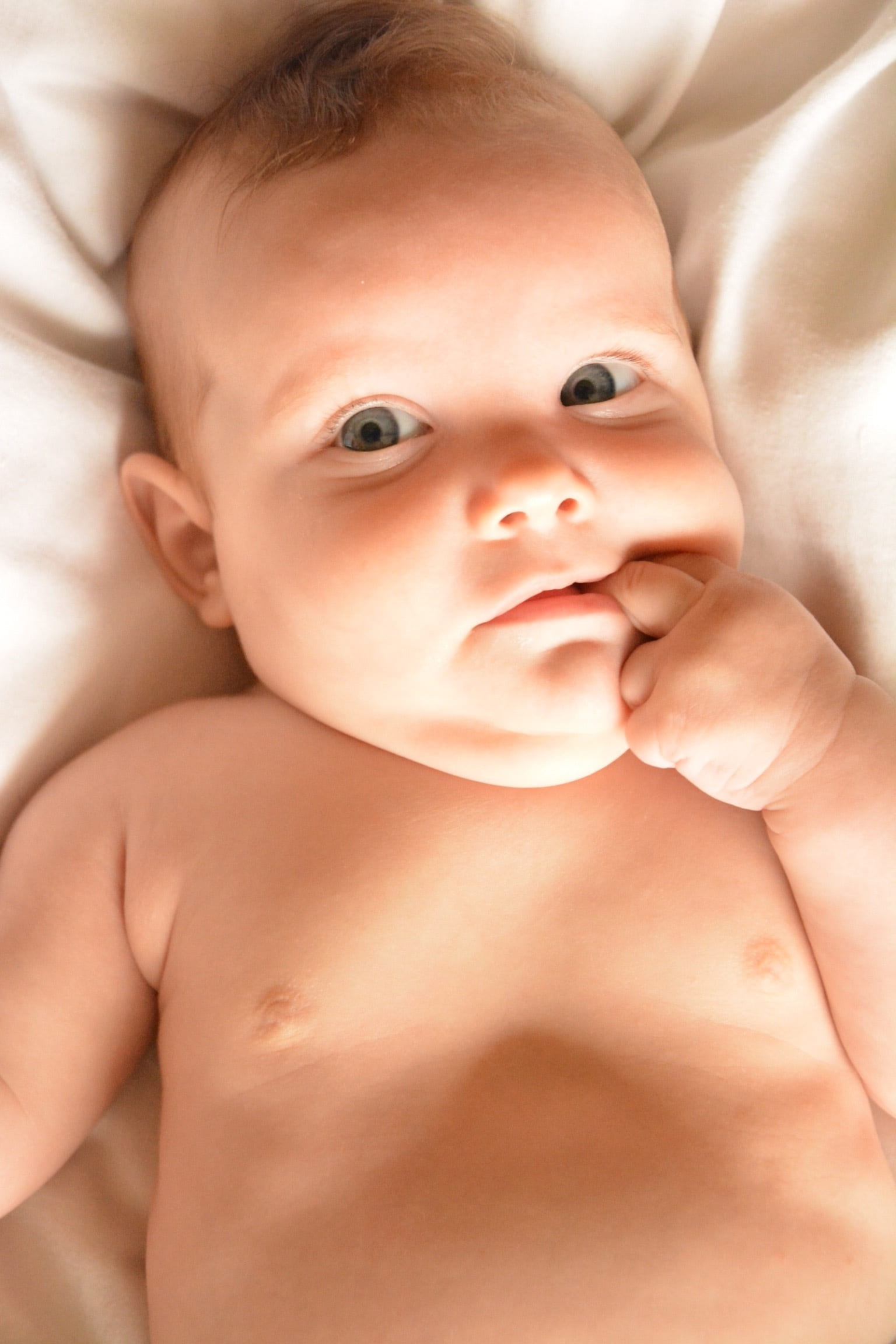 small, care, family, bed, chest, parents, new-born, shirtless, speaker, love, 1080P, lying on back, childbirth, real people, childhood, child, young, new born, Phone HD Wallpaper