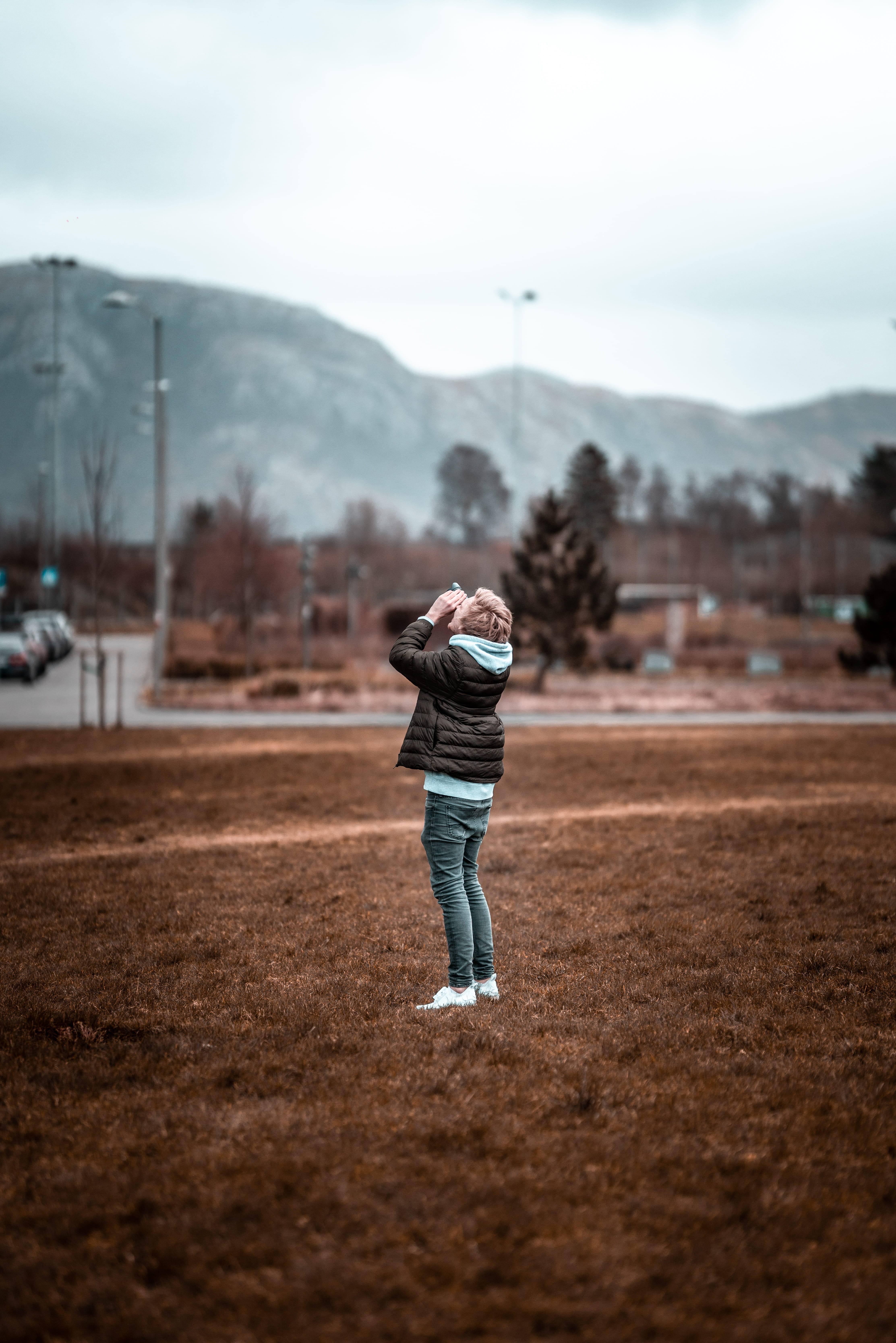 jeans, tree, pants, black, baseball - sport, leisure activity, focus, lifestyles, plant, casual clothing, automobile, apparel, rear view, people, full length, Phone HD Wallpaper