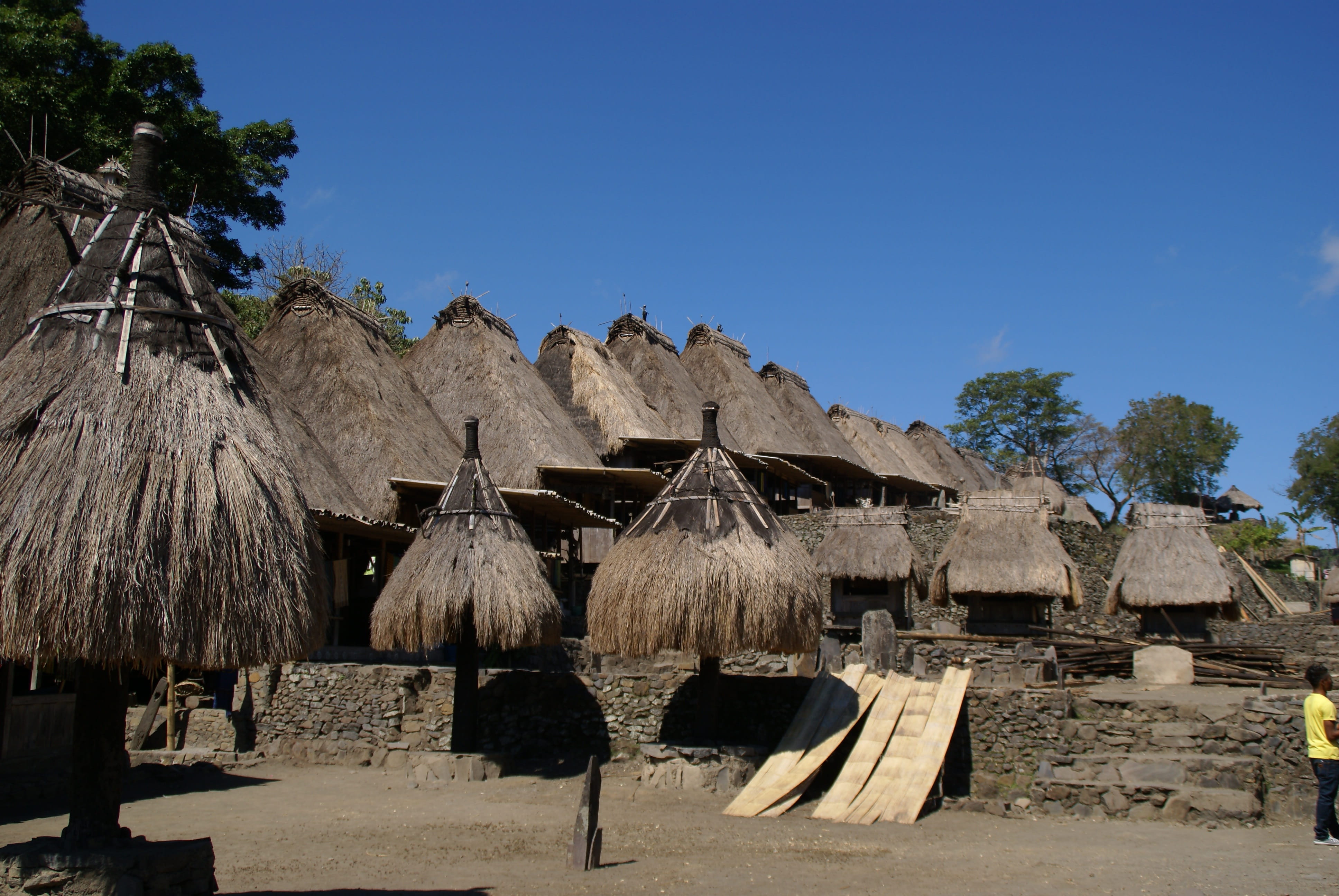 land, Indonesia, no people, outdoors, plant, 4K, history, nature, building exterior, tree, clear sky, environment, rural scene, sky, house, thatched roof, HD Wallpaper