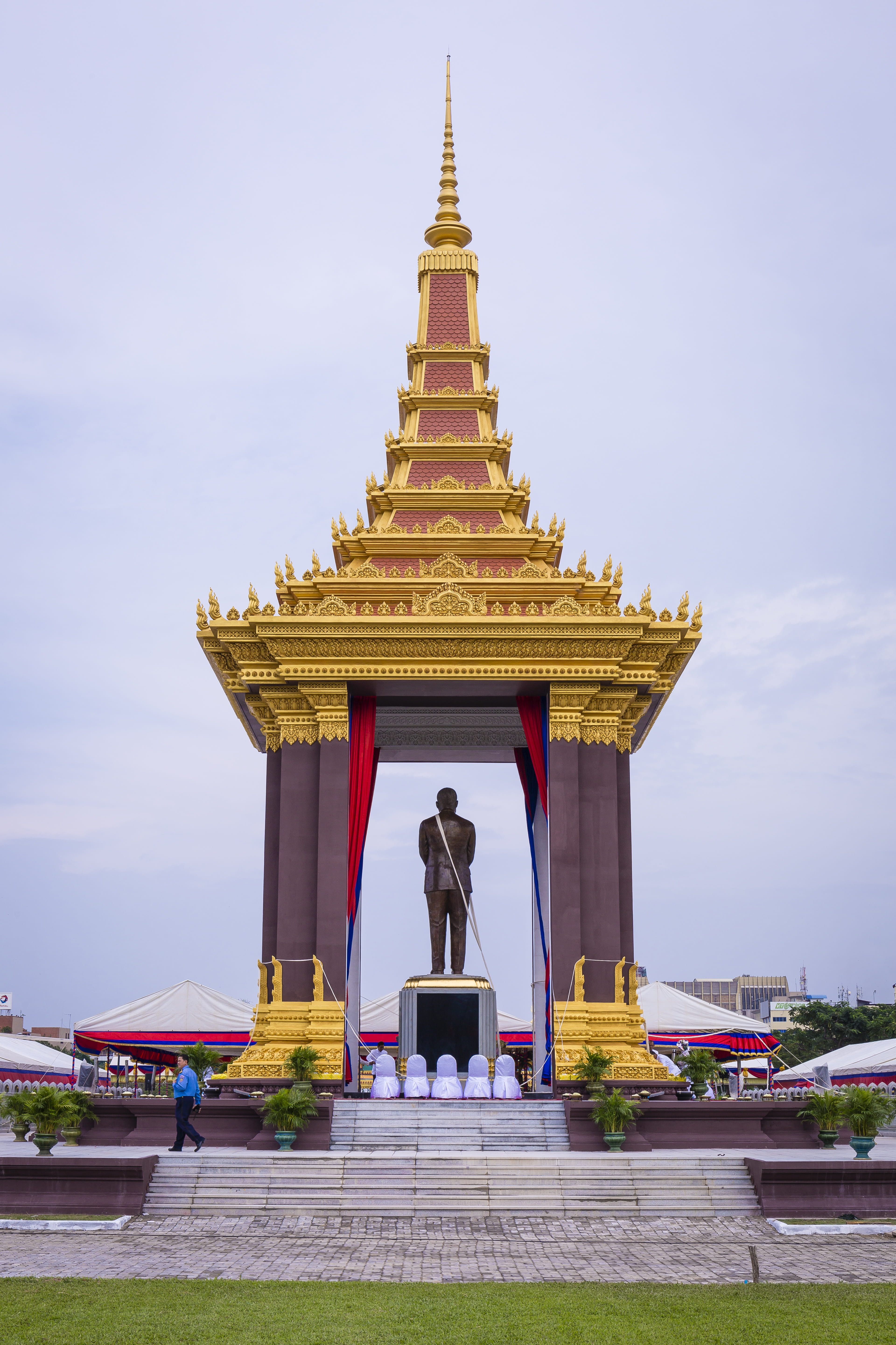 royal, exterior, giant, outdoors, asia, king, phnom, decoration, building, norodom sihanouk, traditional, sight, luxury, norodom, spirituality, 5K, cambodia, Phone HD Wallpaper