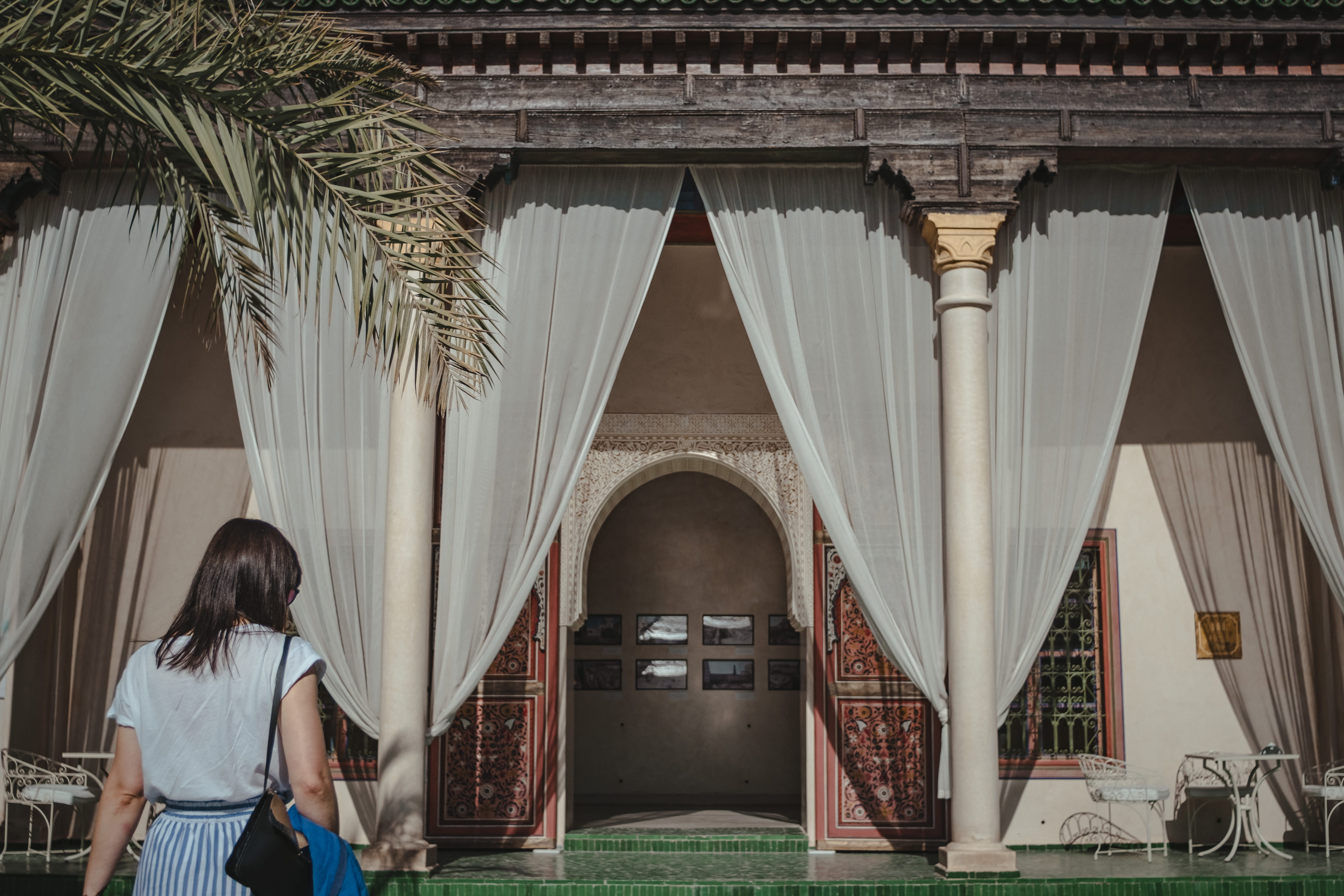 5K, architectural column, built structure, lifestyles, three quarter length, plants, young adult, city, real people, destination, one person, marrakesh, HD Wallpaper
