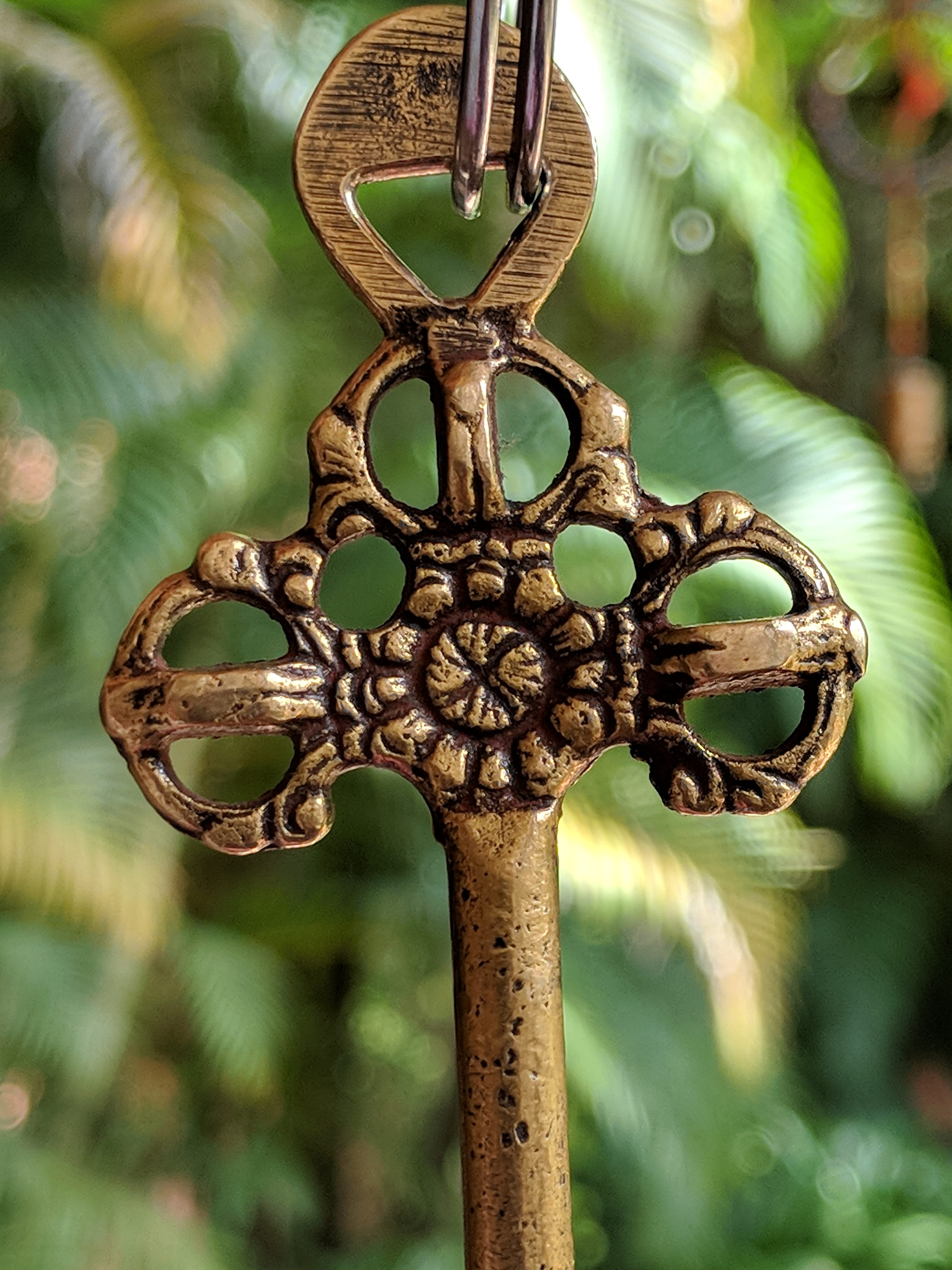 representation, art and craft, 4K, craft, rusty, close-up, creativity, india, outdoors, day, metal, shape, tree, dhom dam rd, key, old, pattern, brown, Phone HD Wallpaper