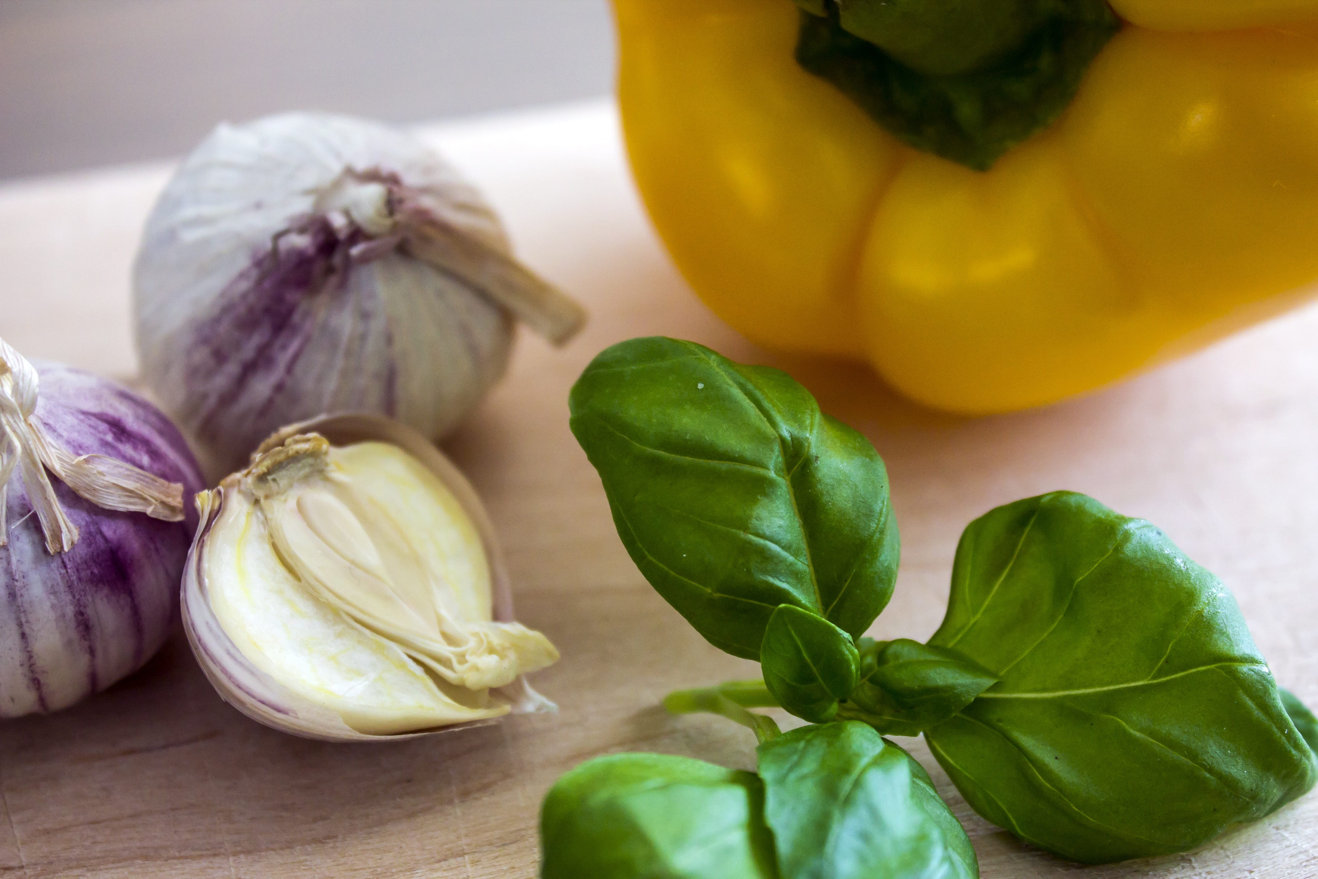 garlic, cutting board, wooden, onions, close-up, kitchen, healthy eating, herbs, pepper, vegetables, taste, food and drink, ingredient, freshness, close, HD Wallpaper