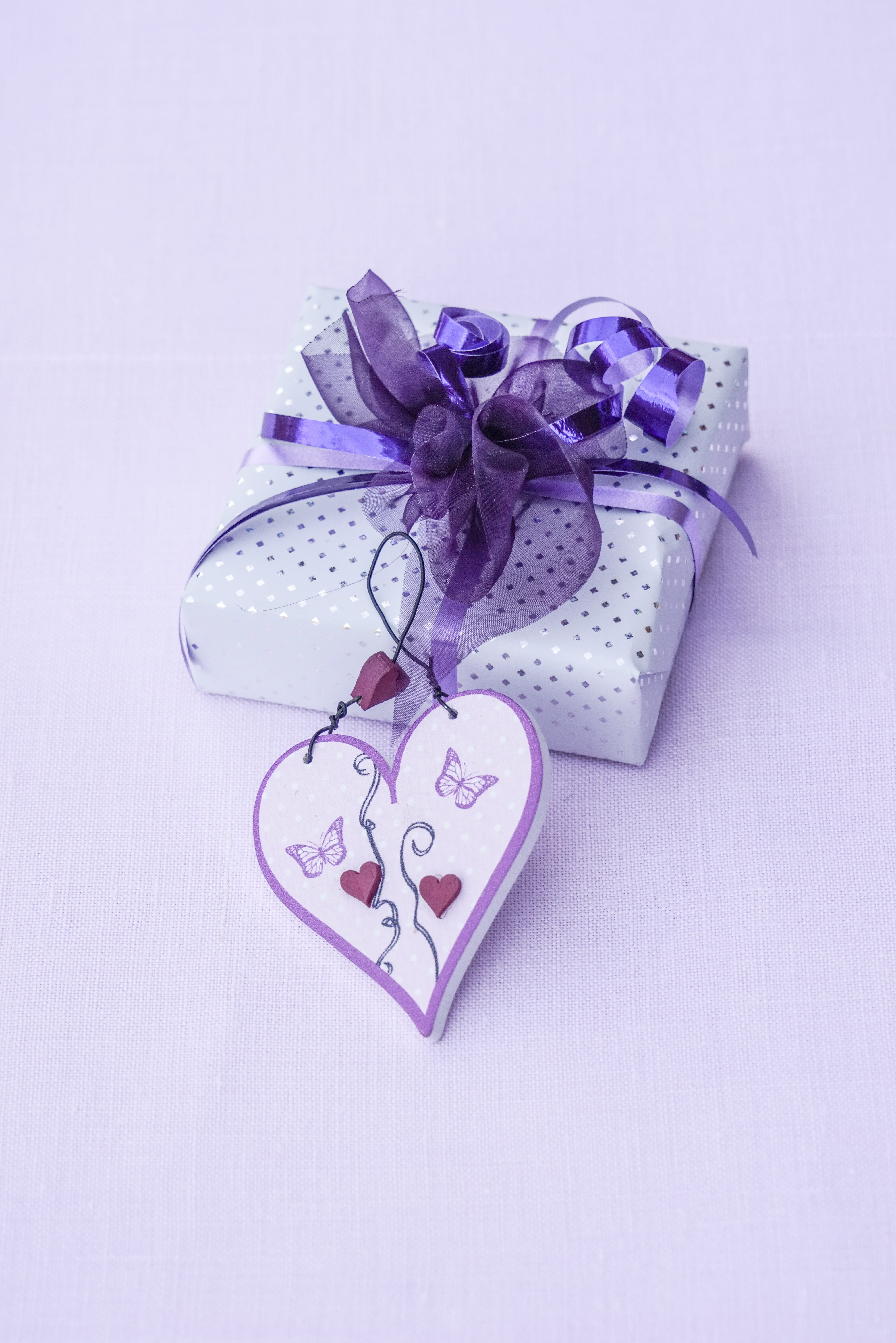 loop, surprise, christmas, celebration, gift, birthday, love, studio shot, paper, still life, purple, heart shape, white background, mitbringsel, background, Phone HD Wallpaper