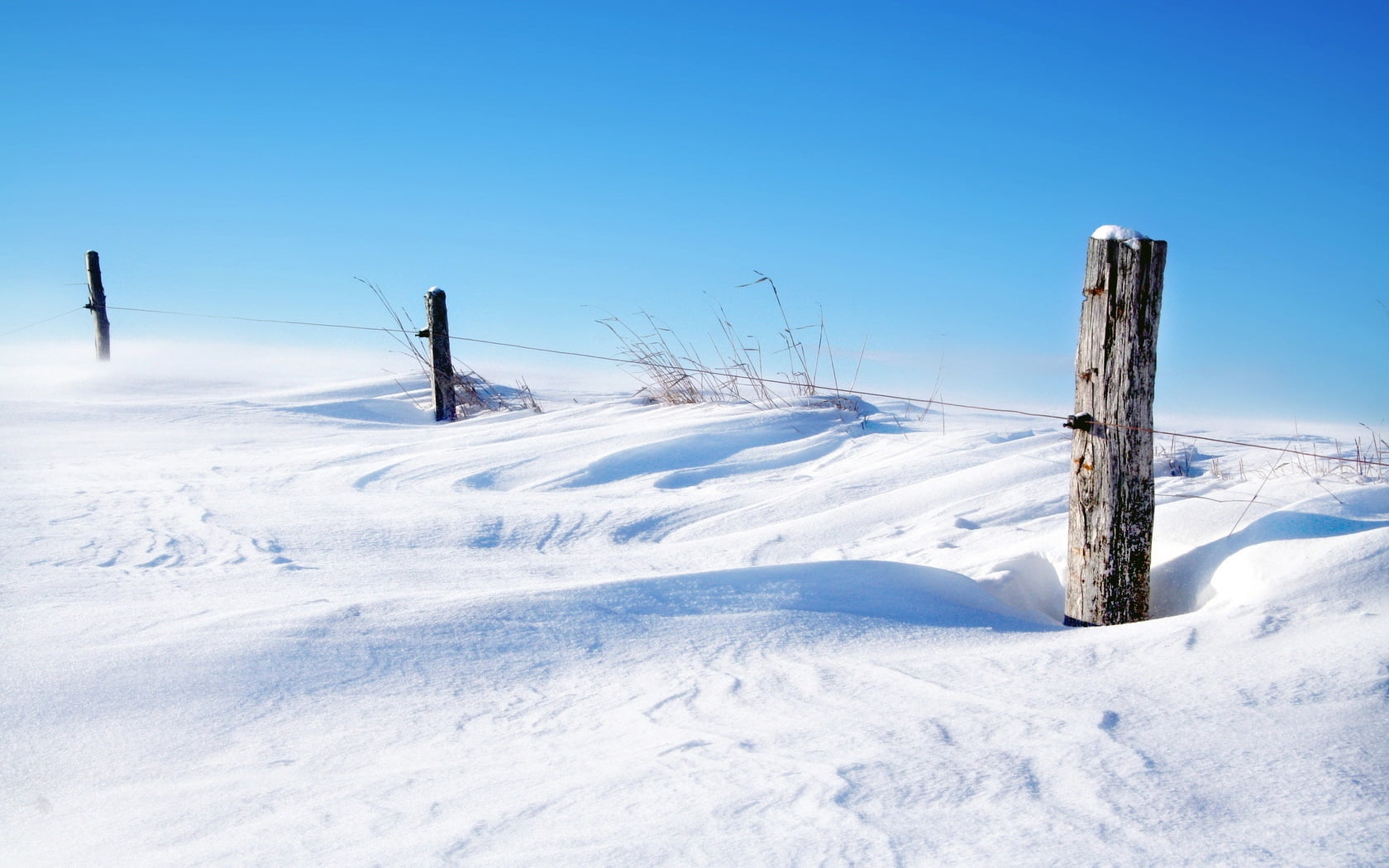 ice, season, wood - Material, ski Slope, european Alps, ski track, wooden post, solarly, blue, hill, scenics, snowcapped mountain, pillar, white color, HD Wallpaper
