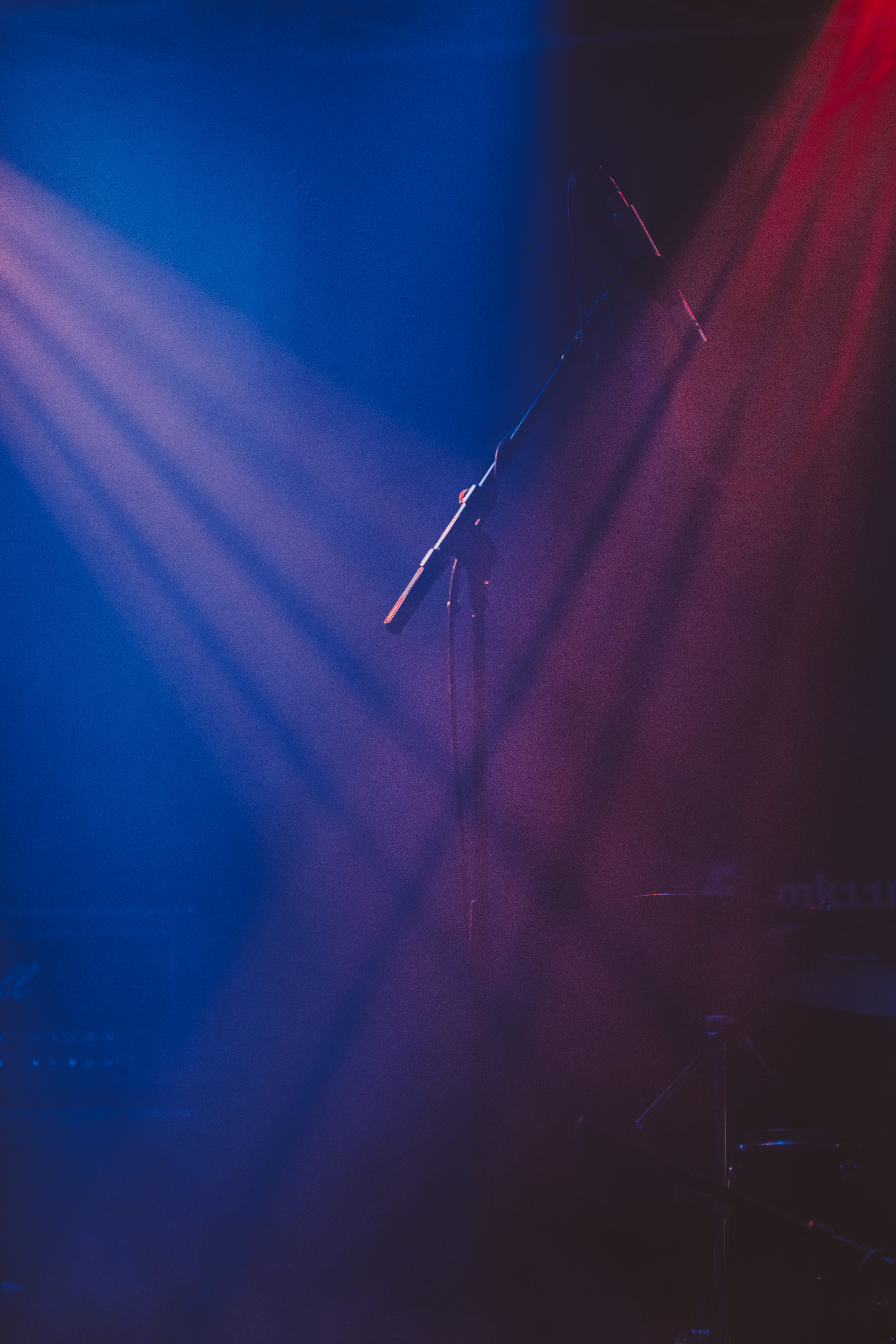 5K, alone, no people, musical equipment, microphone, nightlife, arts culture and entertainment, stream, indoors, night, blue, performance, music, event, Phone HD Wallpaper
