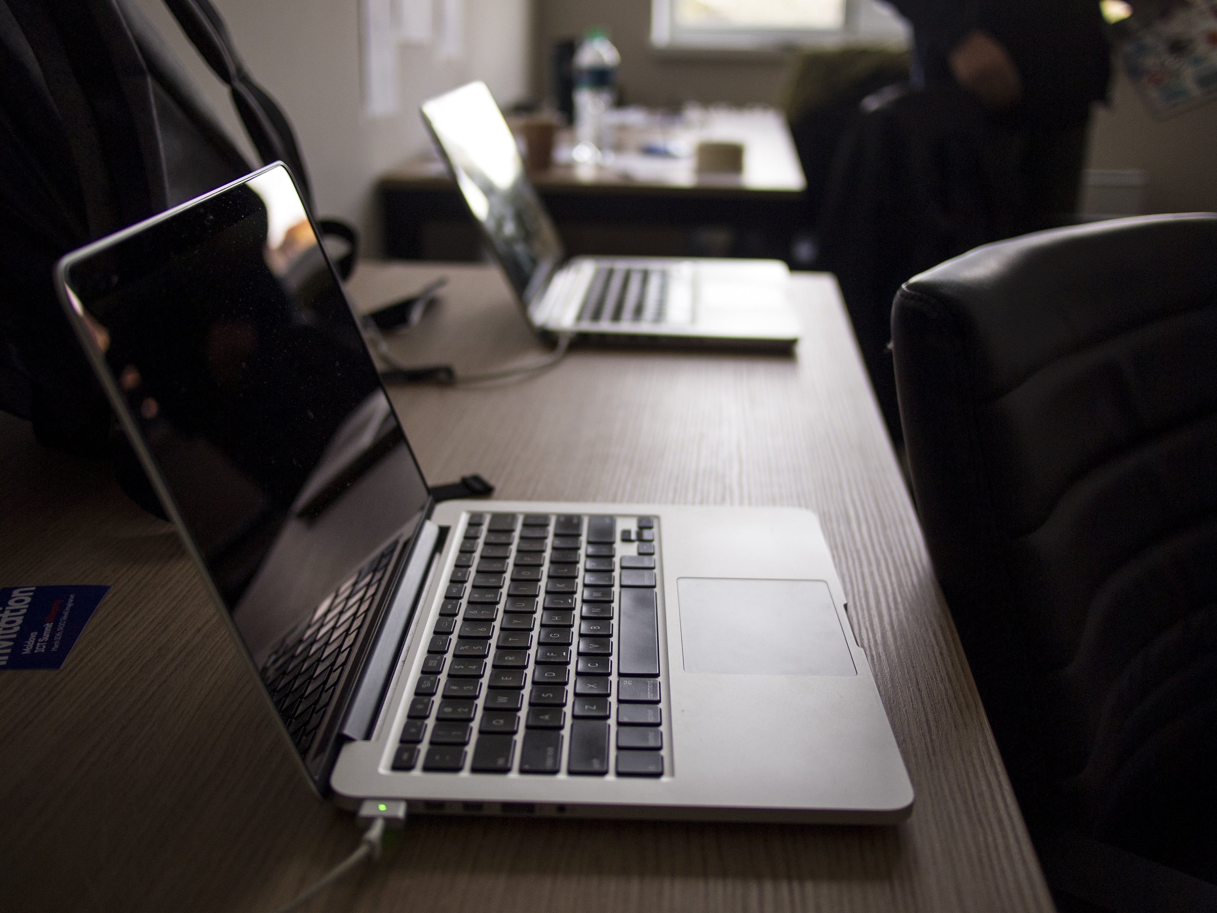 table, tech, office space, furniture, computers, corporate business, seat, desks, communication, wireless technology, macbook, business, laptops, startup, HD Wallpaper