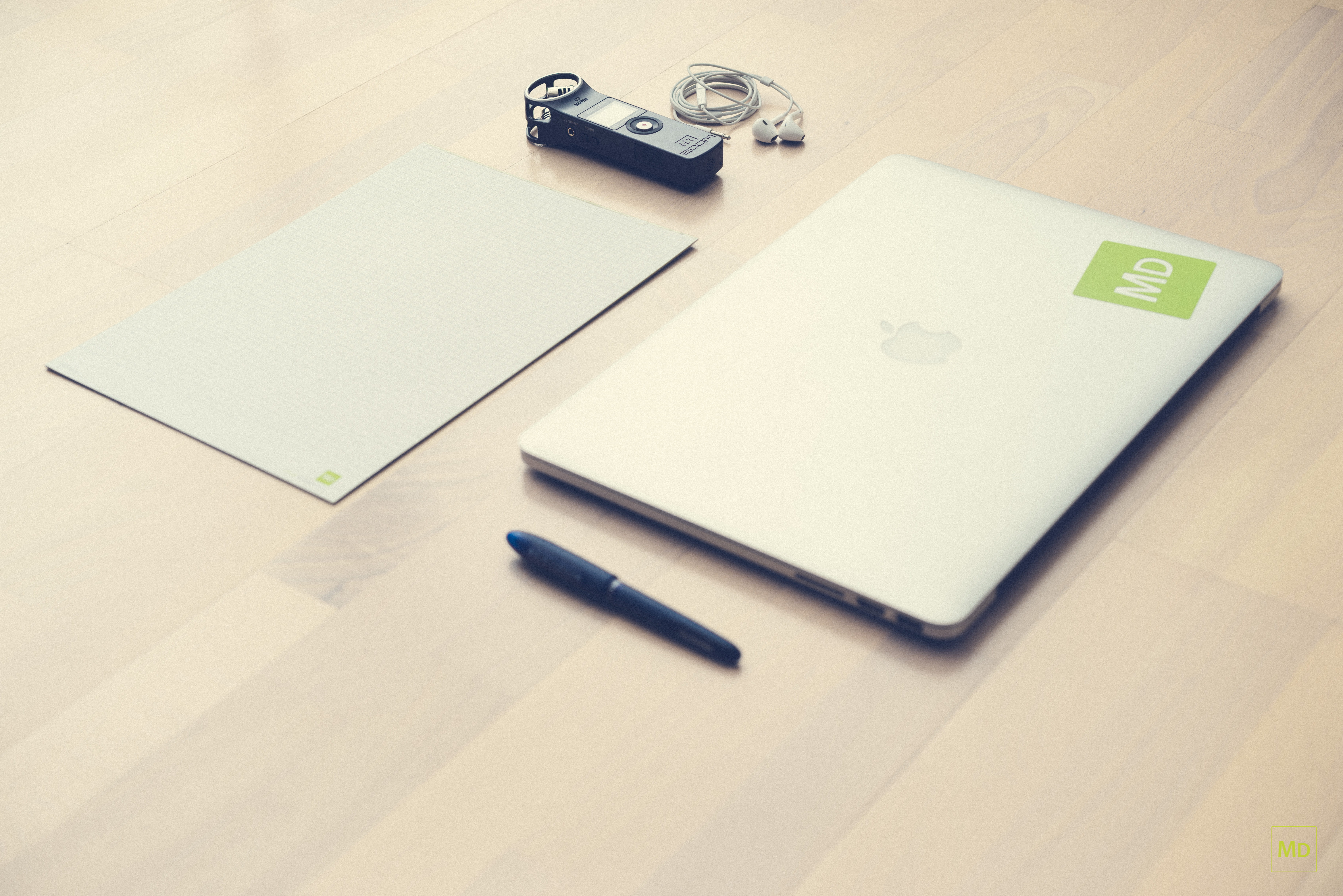 connection, podcasting, blank, communication, table, audio, notes, tabletop, copy space, no people, austria, md, still life, paper, office, headphones, HD Wallpaper
