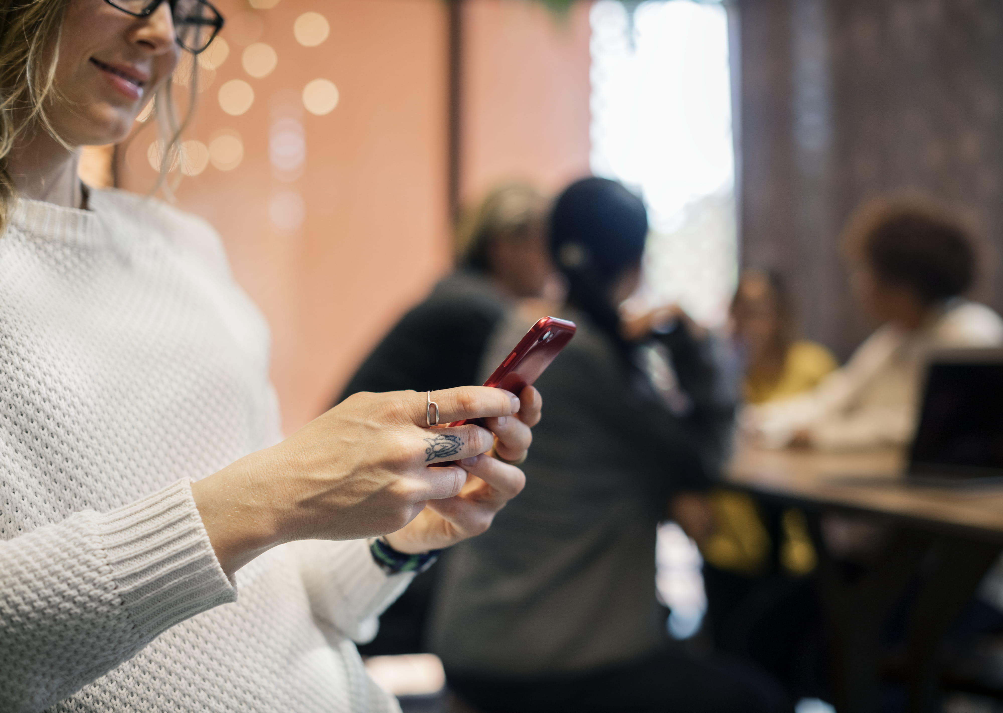 social networking, focus on foreground, media, internet, sharing, restaurant, telephone, lifestyles, gadget, digital, portrait, information, chatting, online, HD Wallpaper