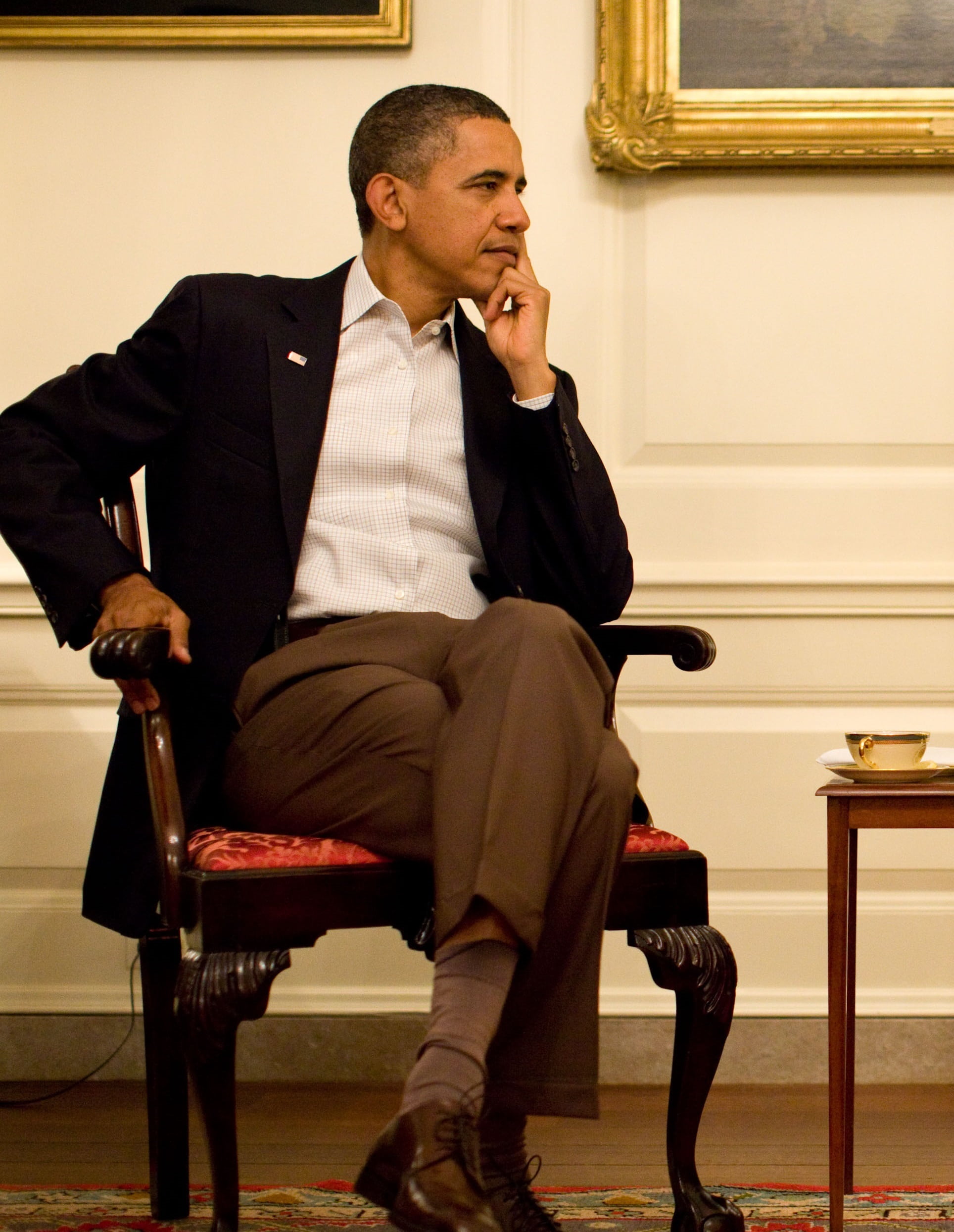 men, formalwear, décontraté, smiling, map room, businessman, suit, looking, 1080P, official photo, thoughtful, brown, barack hussein obama ll, 2011, portrait, Phone HD Wallpaper