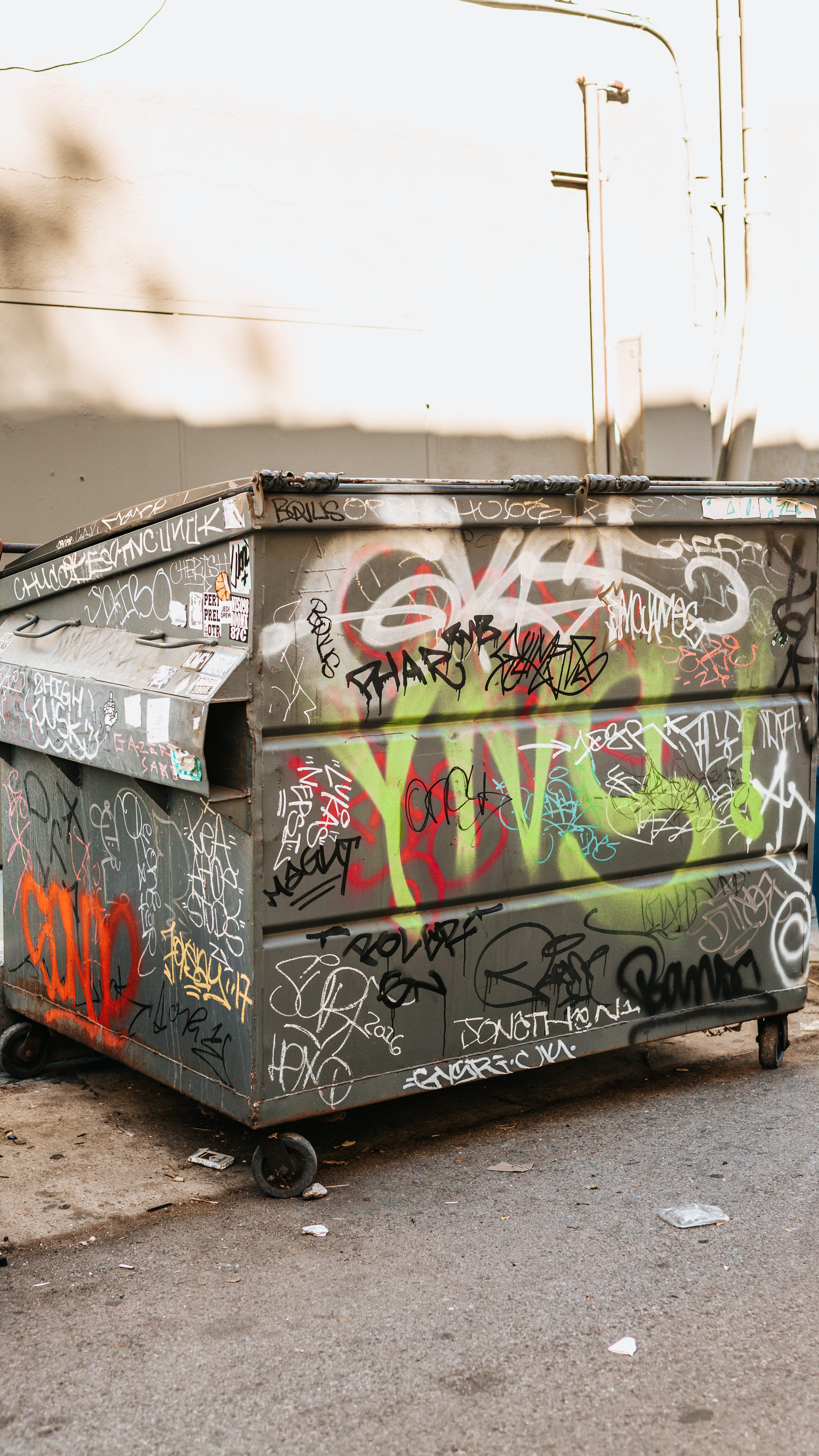 built structure, paintings, day, creativity, outdoors, wall, multicolored, sky, mode of transportation, garbage bin, city, abandoned, no people, transportation, Phone HD Wallpaper