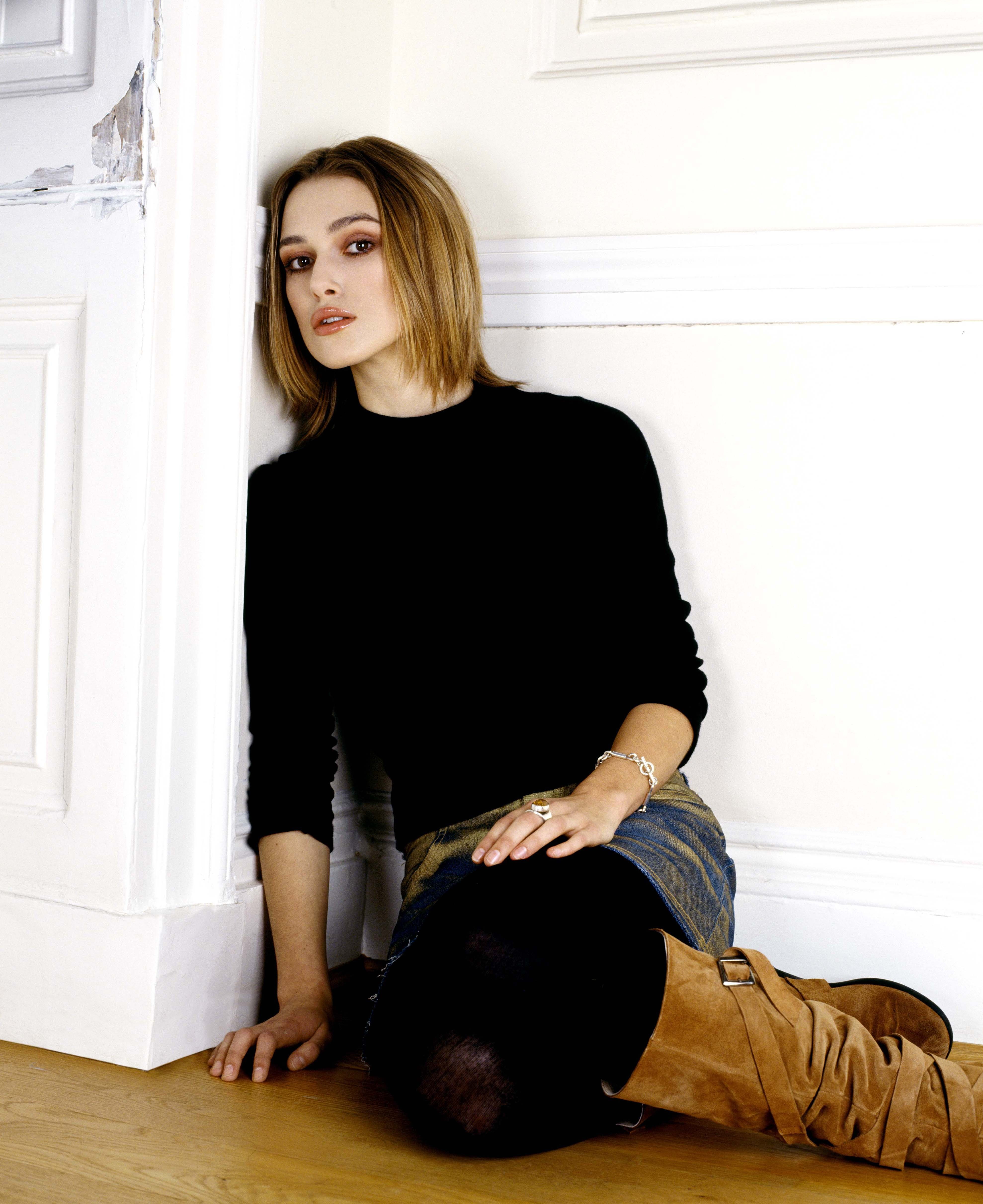 open mouth, women, bracelets, sitting, actress, Keira Knightley, looking at viewer, 4K, Phone HD Wallpaper