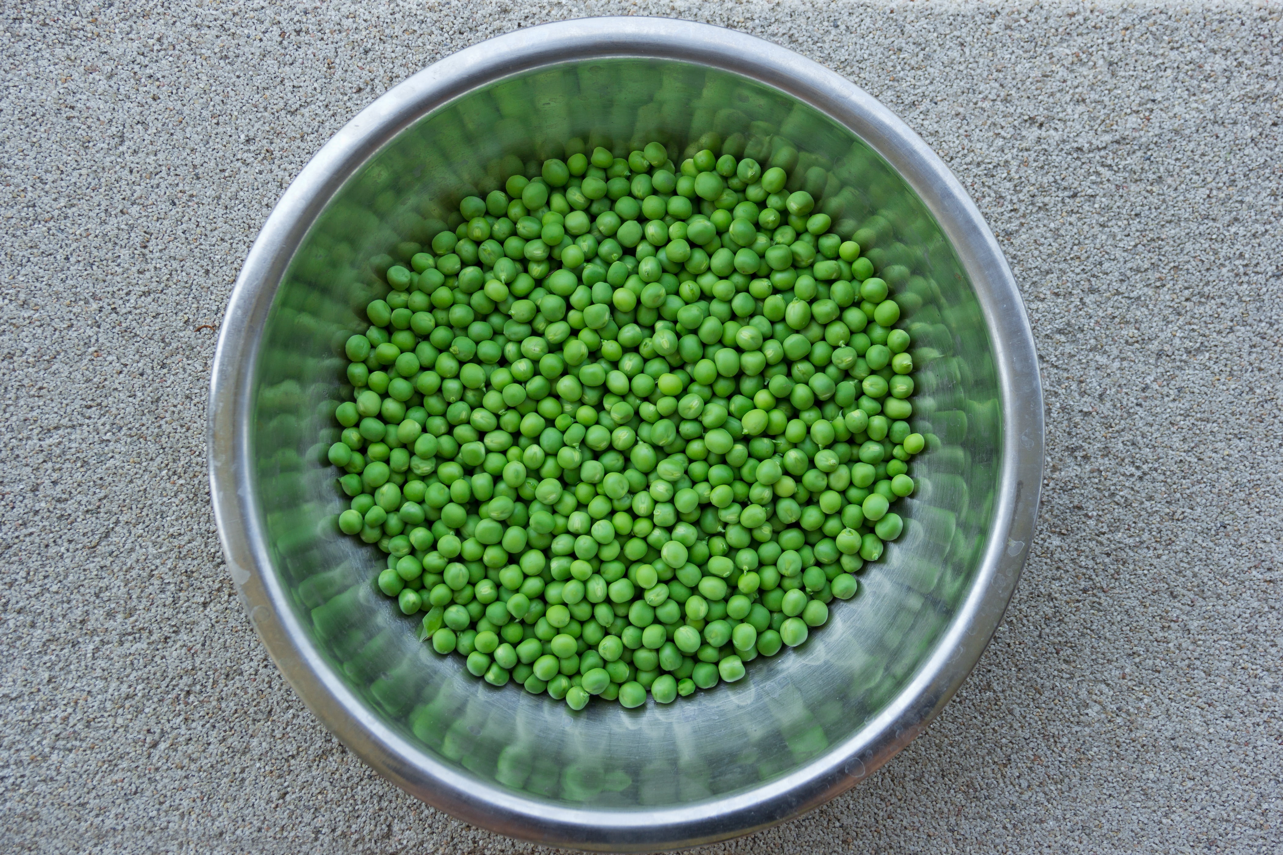 peas, background, fresh, floating on water, vegetarian, vegetable, cooking, wellbeing, round, large group of objects, container, nature, pebble, healthy eating, HD Wallpaper