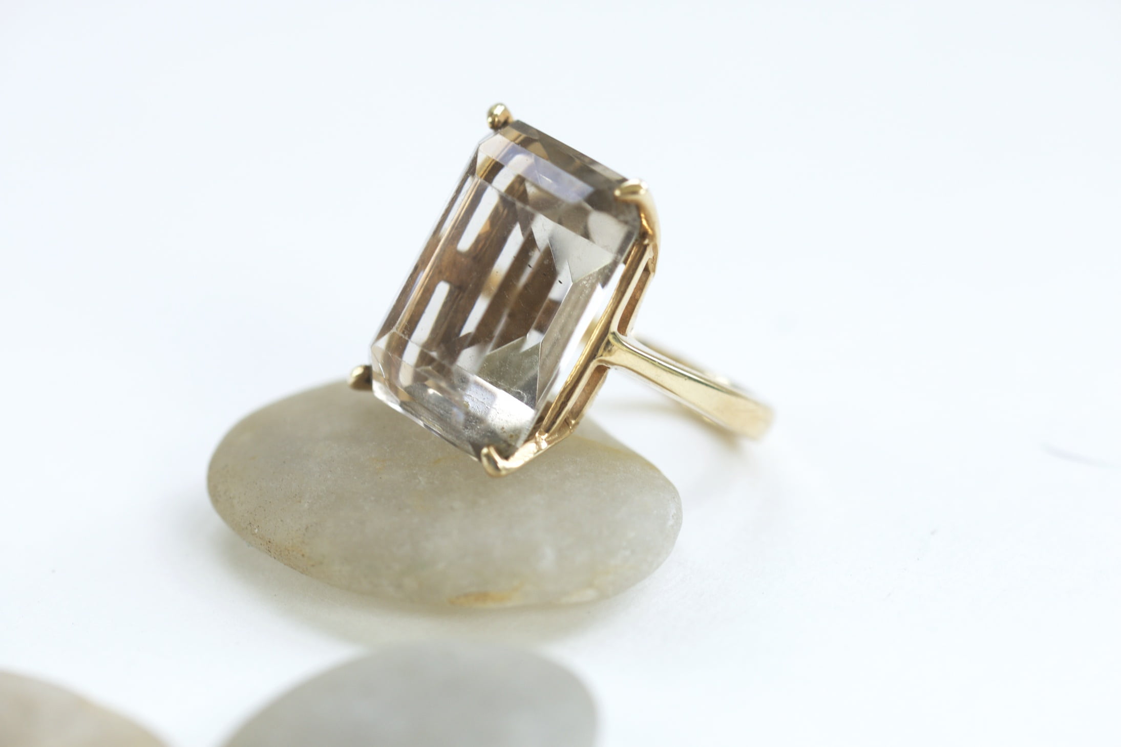 wedding ring, gem, beige, 1080P, wedding, stone, vintage, gold colored, smoky, diamond - gemstone, precious gem, ring, rock, cut out, copy space, white background, HD Wallpaper