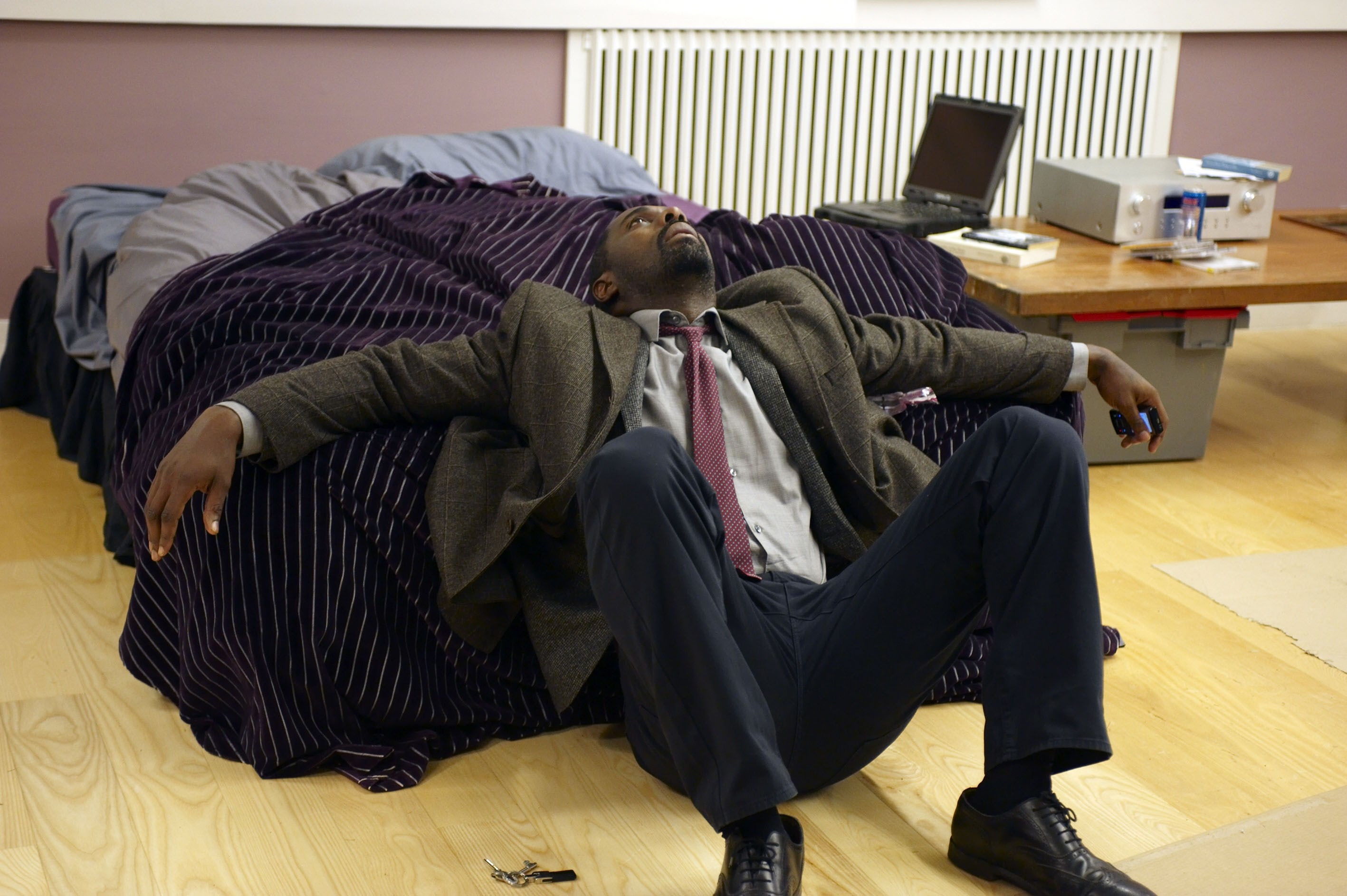 exhaustion, business person, one person, obscured face, 2K, men, occupation, relaxation, hopelessness, furniture, mid adult, tired, overworked, business, HD Wallpaper