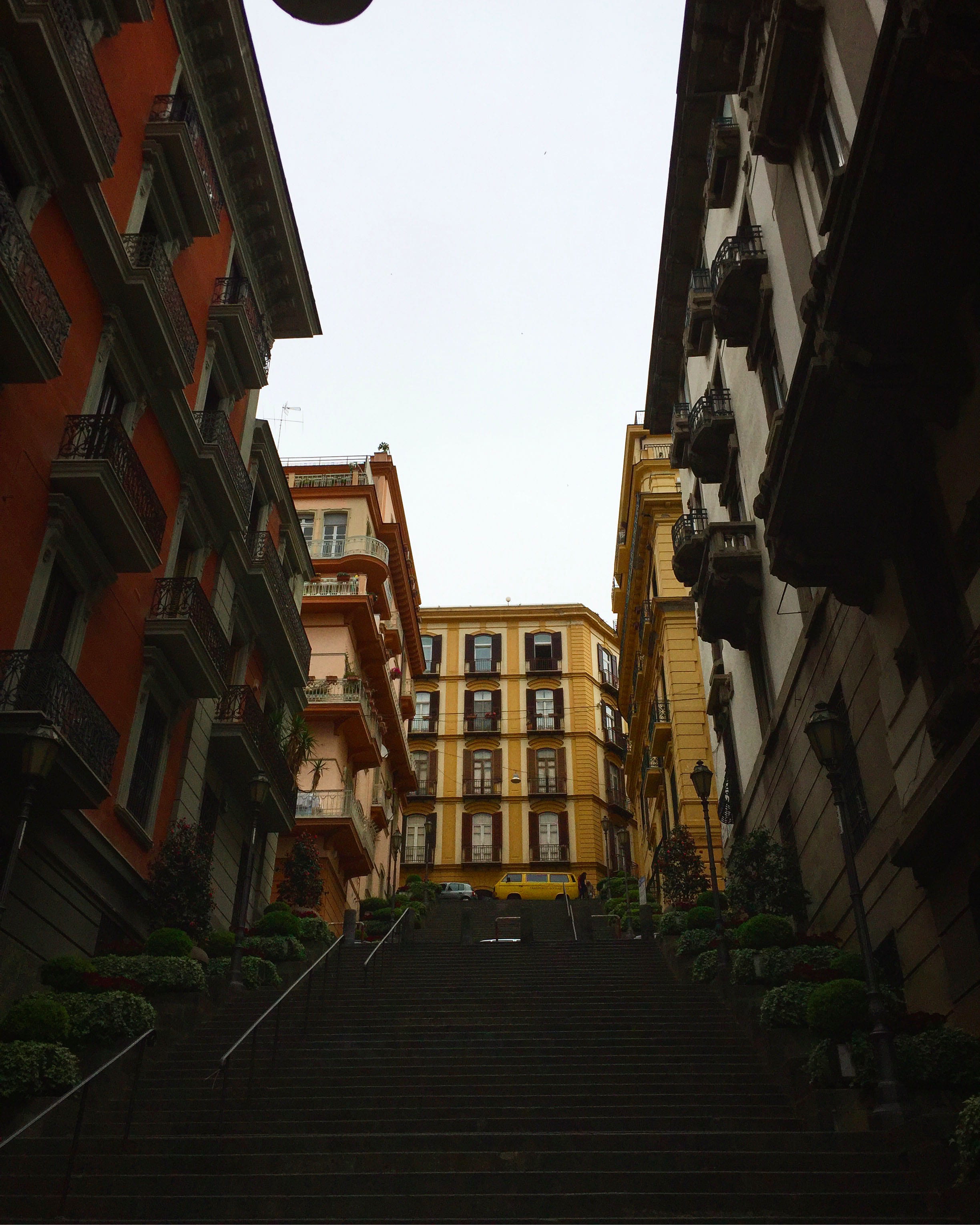 buildings, day, escalier, direction, city, building exterior, beau, couleur, ville, street, sky, the way forward, railing, apartment, nature, residential district, Phone HD Wallpaper