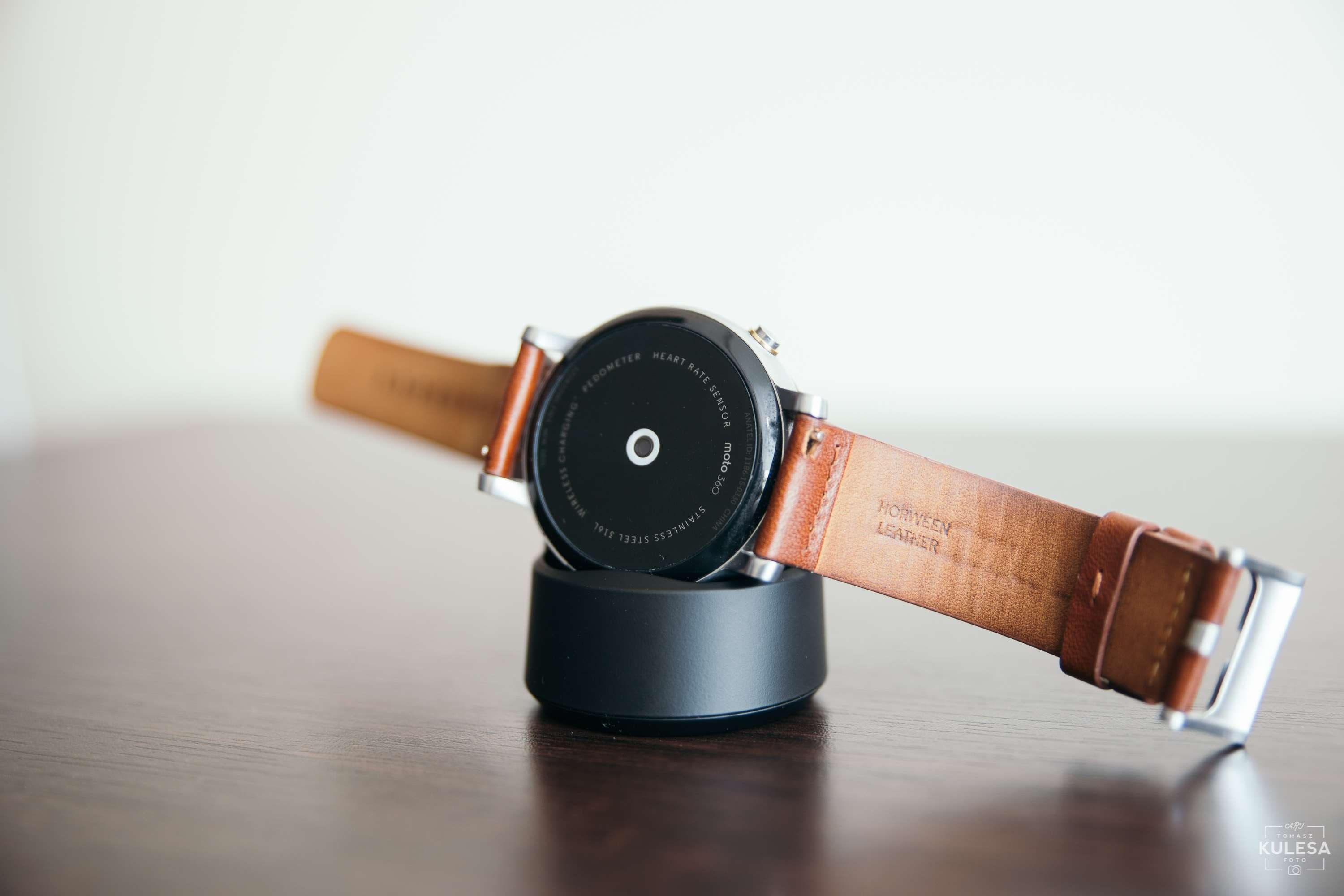 equipment, day, moto 360, wood - material, single object, indoors, motorola 2 gen, copy space, 2K, still life, technology, communication, white background, HD Wallpaper