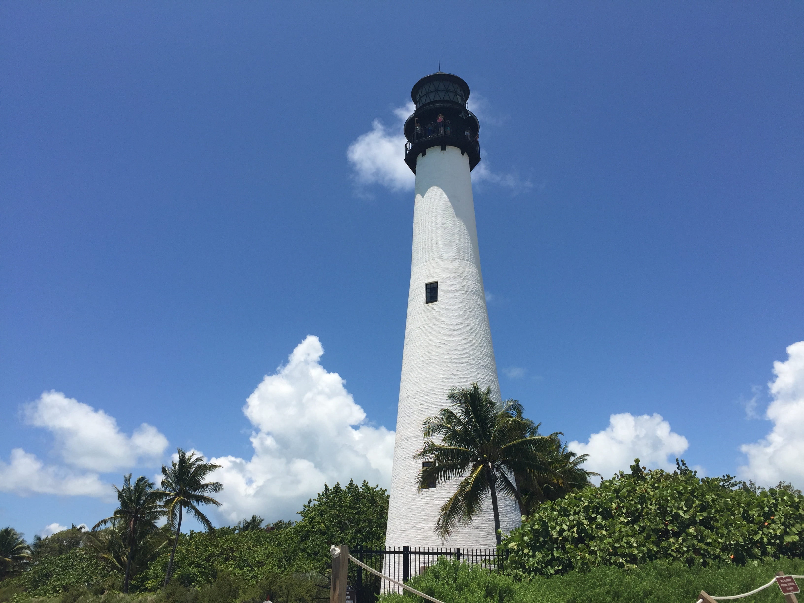 tower, no people, architecture, sky, low angle view, building exterior, key biscayne lighthouse, palm tree, direction, cloud - sky, tropical climate, building, HD Wallpaper
