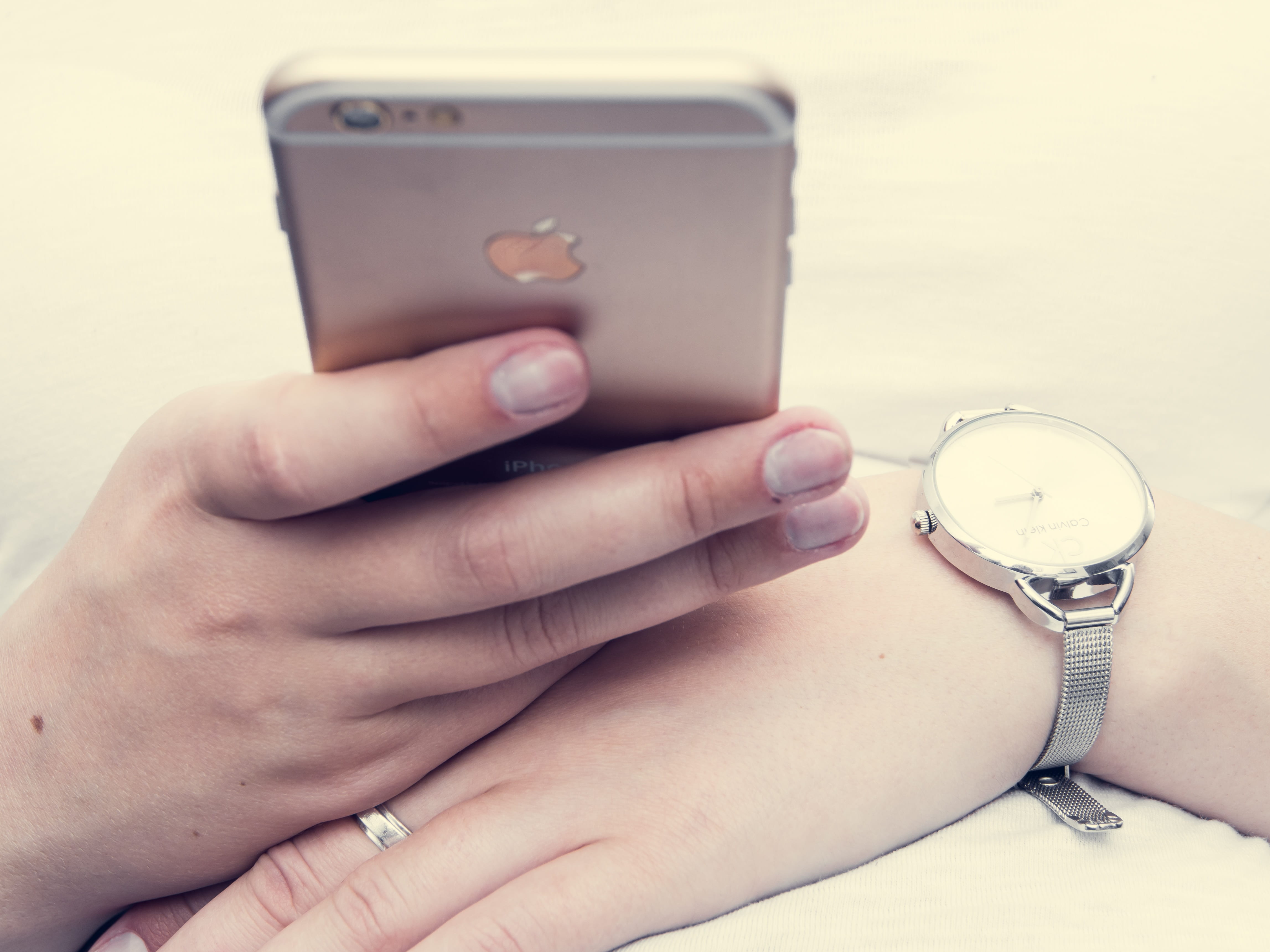 finger, wireless technology, people, indoors, young, message, 4K, girl, connection, woman, jewelry, one person, time, hand, holding, watch, clock, business, HD Wallpaper