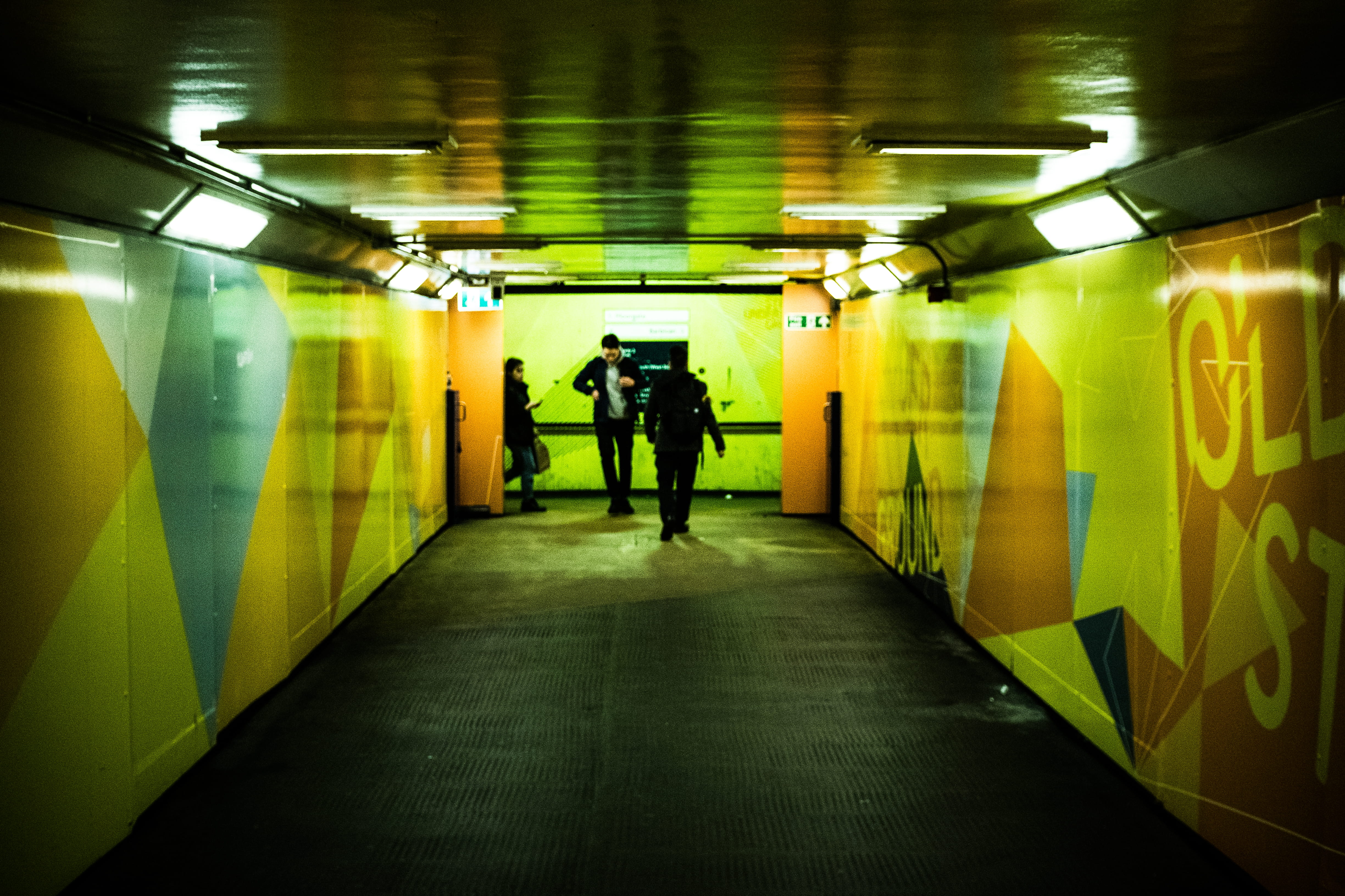 4K, real people, electric light, underpass, tfl, pathway, lighting equipment, train station, old street, hallway, walking, yellow, busking, indoors, geometric, HD Wallpaper