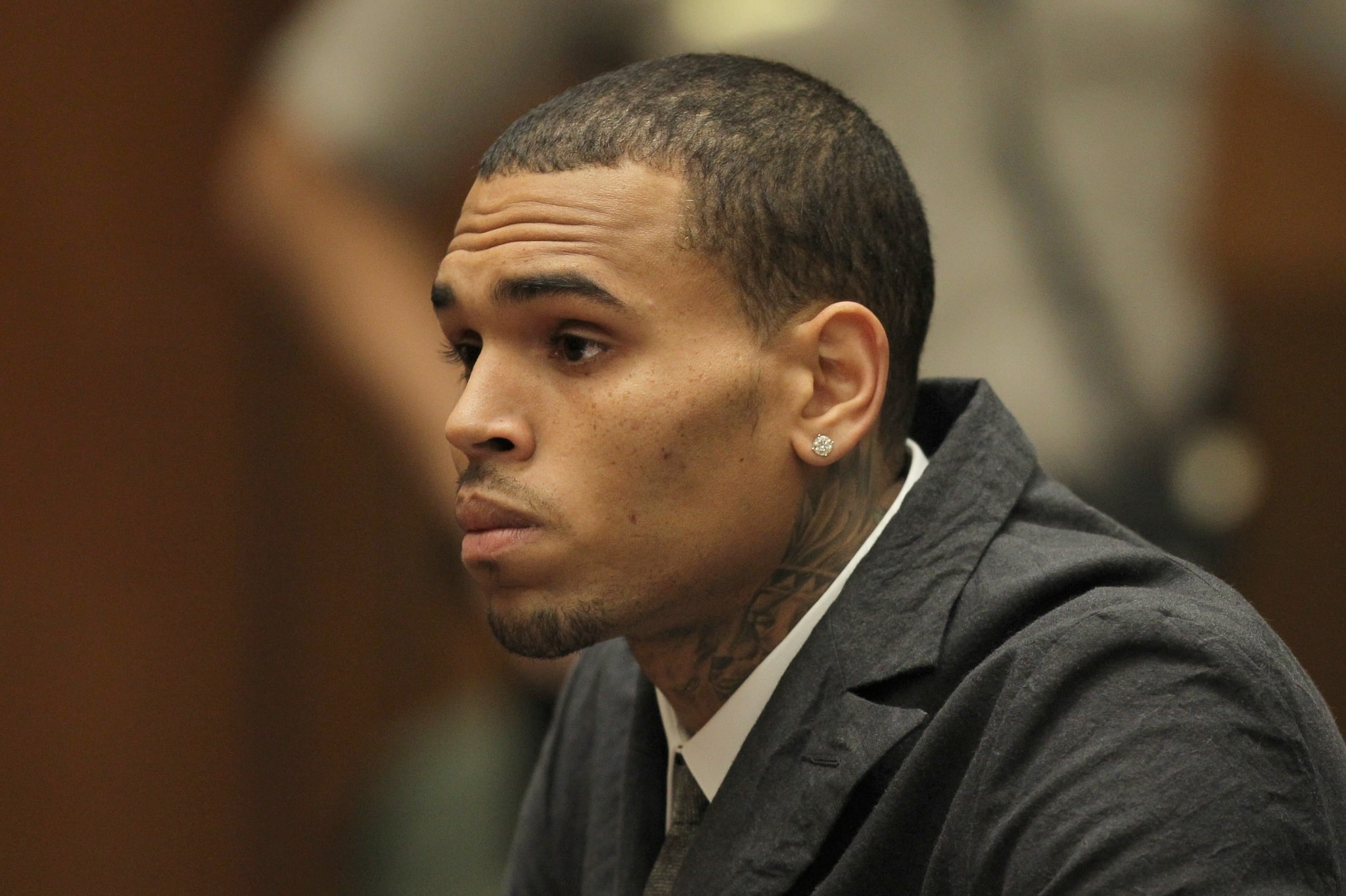 side view, focus on foreground, 1080P, headshot, indoors, one person, mid adult men, chris brown  widescreen retina imac, men, depression - sadness, serious, HD Wallpaper