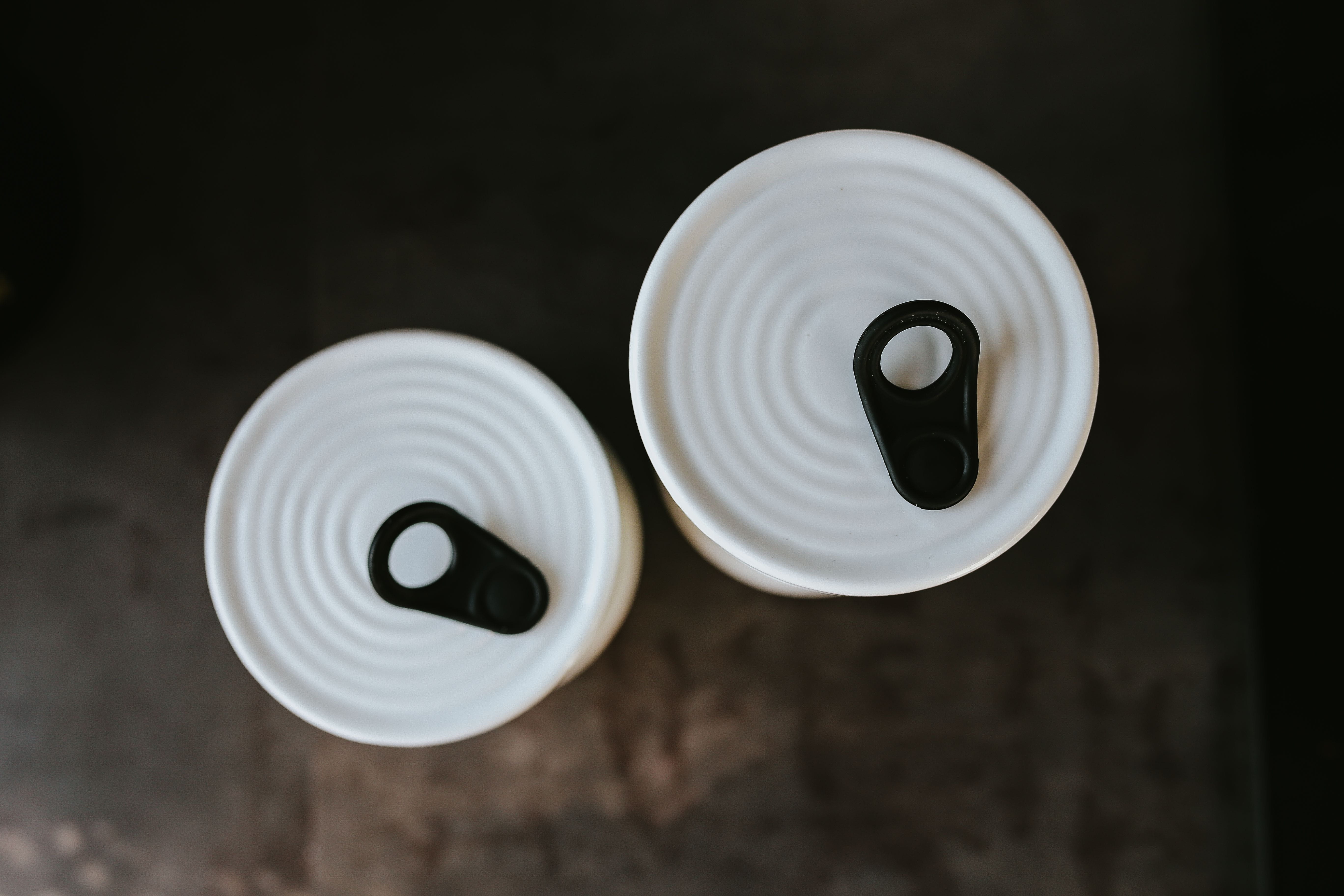 chopping board, focus on foreground, circle, high angle view, Kitchen, table, shape, black background, cans, cooking, wall, three objects, two objects, HD Wallpaper