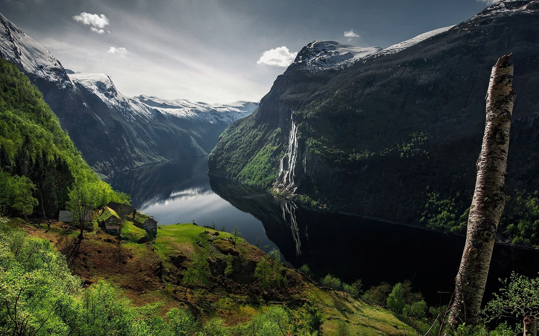waterfall, 720P, canyon, snowy peak, landscape, fjord, nature, Geiranger, house, trees, mountains, sun rays, HD Wallpaper