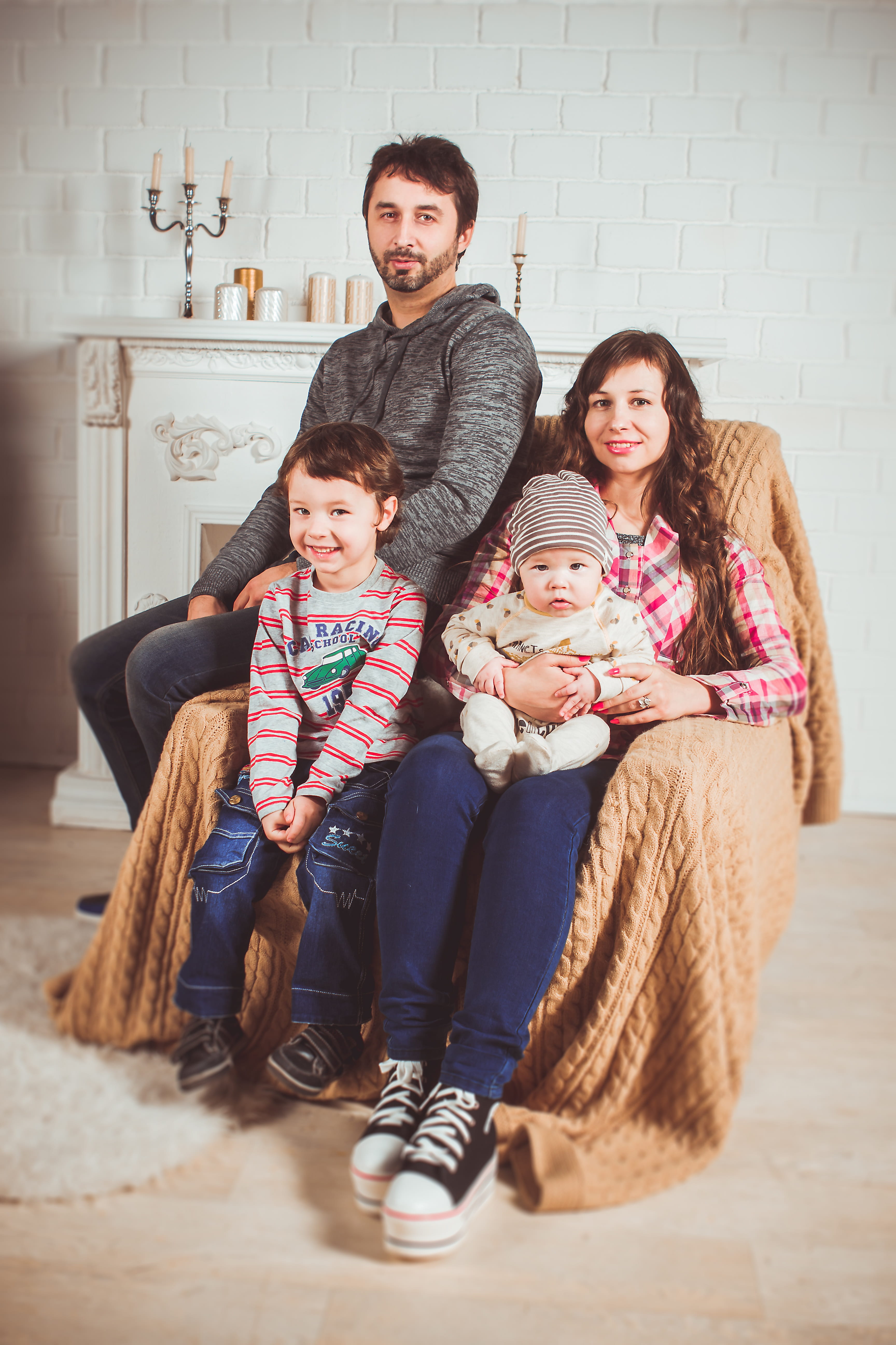 photoshoot, chair, happiness, dad, small child, bonding, 5K, looking at camera, women, family, men, future parents, sons, child, childhood, togetherness, Phone HD Wallpaper