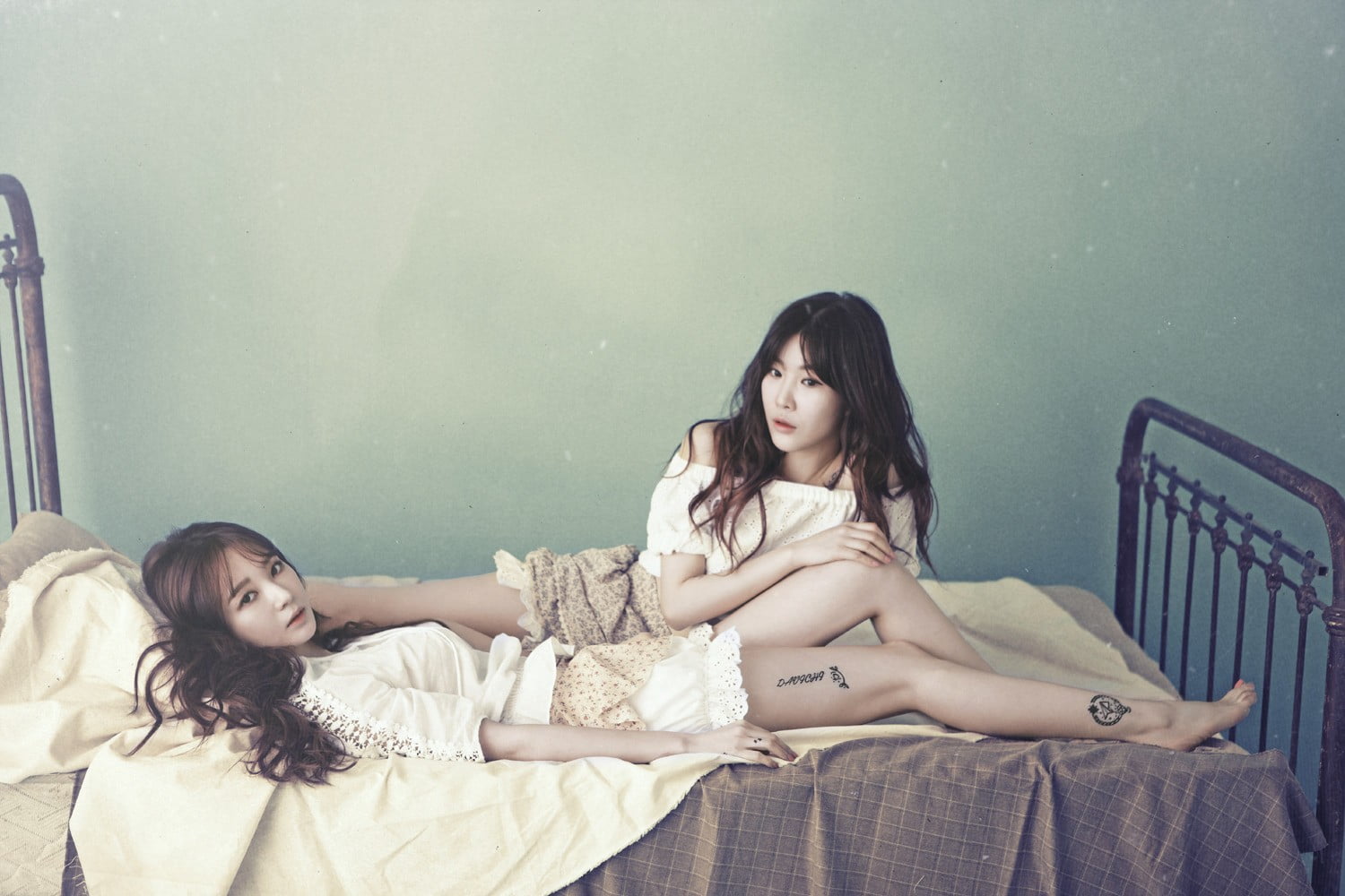 lying down, Lee Hae Ri, young adult, Kang Min Kyung, full length, long hair, clothing, indoors, people, women, hair, smiling, two people, beauty, beautiful woman, HD Wallpaper