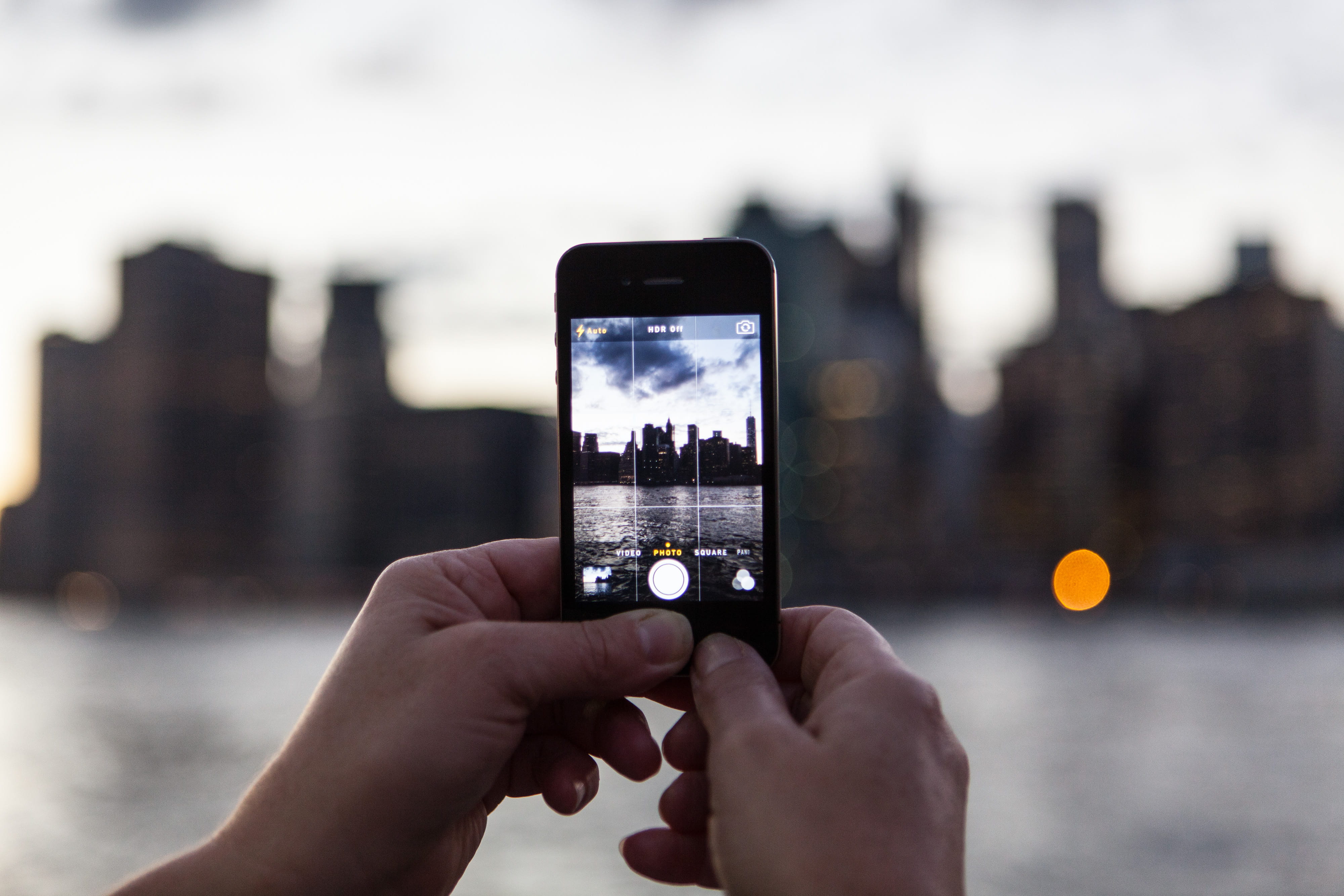 wireless technology, famous Place, mobile, built structure, smartphone, manhattan, one person, Brooklyn, camera - Photographic Equipment, holding, technology, HD Wallpaper