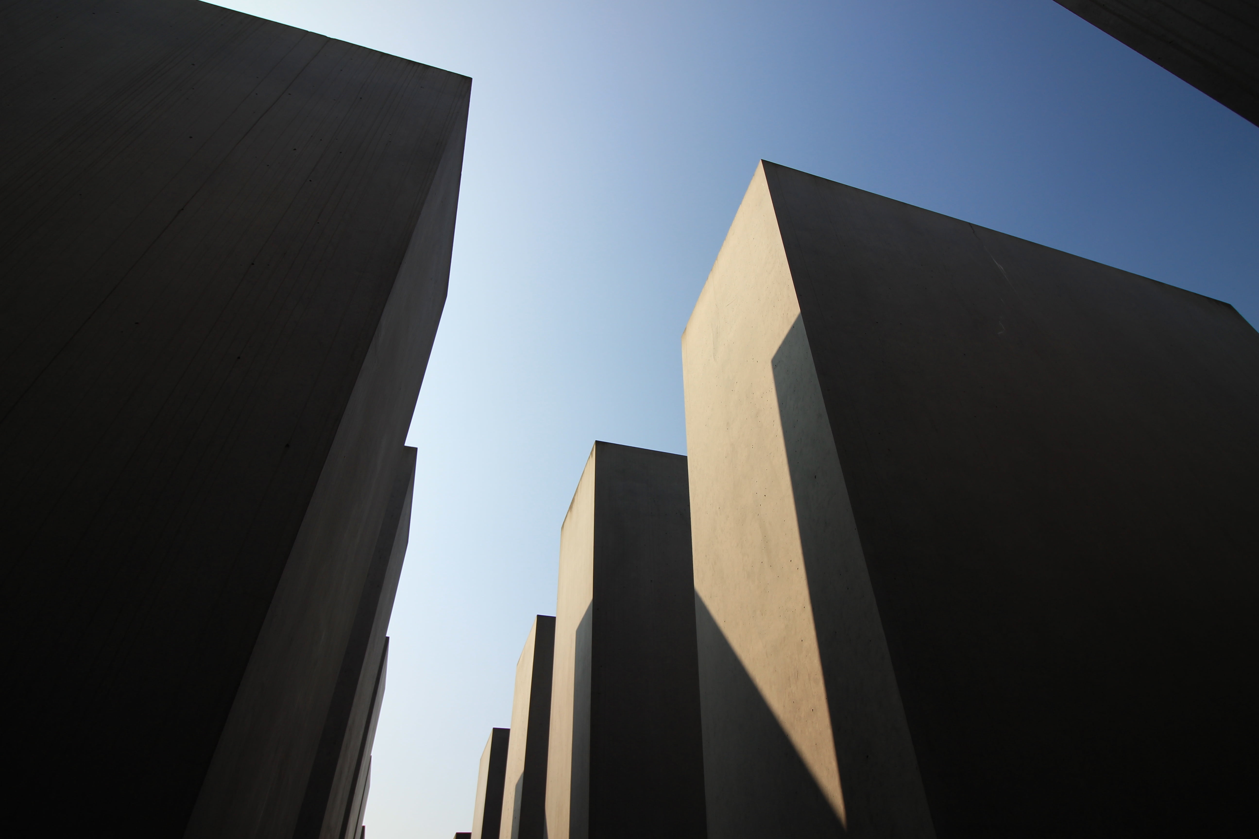 day, germany, 5K, clear sky, peter eisenman, victims, memorial, sunlight, concrete, sky, low angle view, city, sunny, 2 711 stelae, building exterior, HD Wallpaper