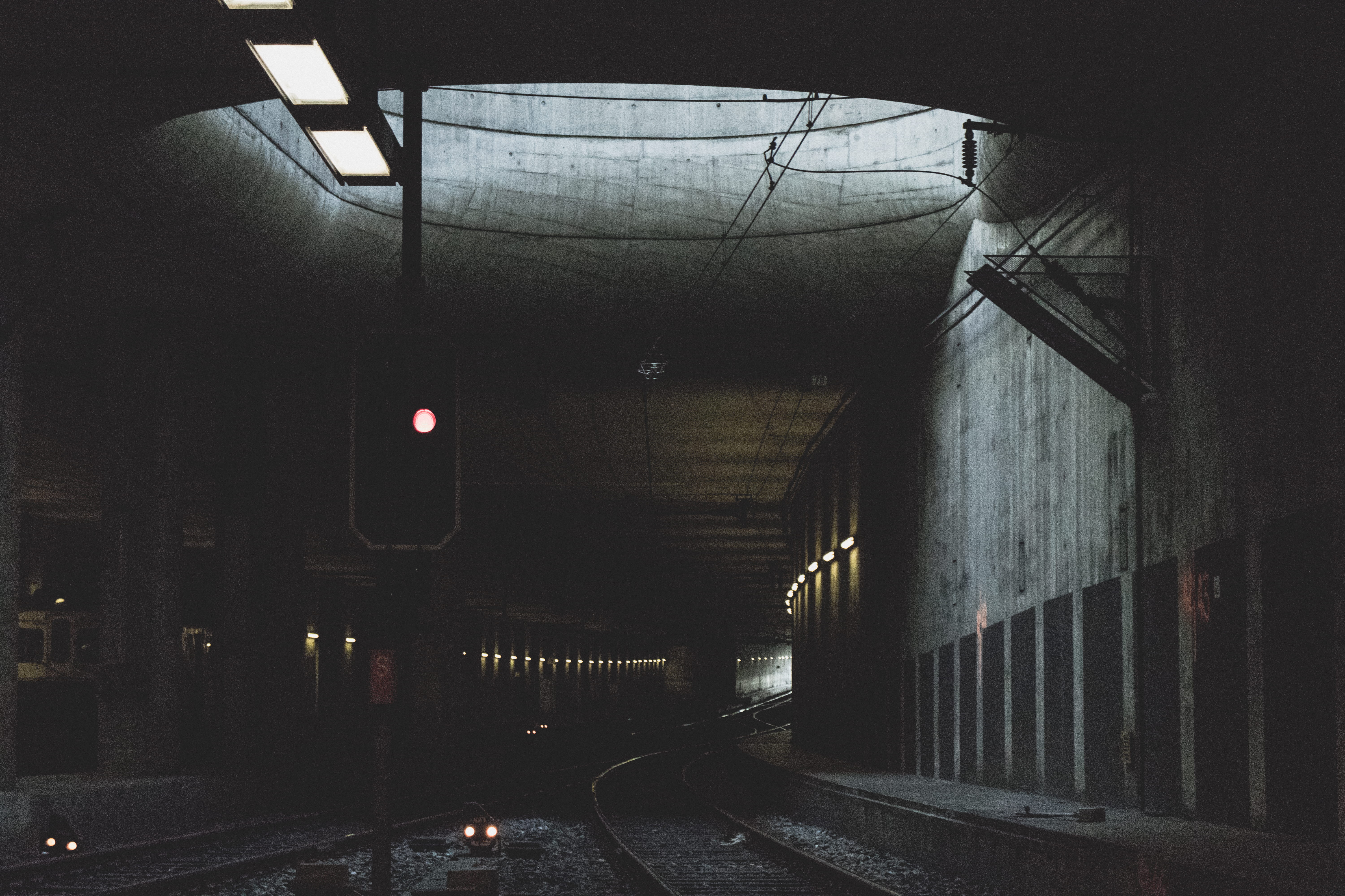 light, direction, architectural, no people, lighting equipment, the way forward, subway, curve, concrete, dark, cable, gray, railway, built structure, urban, HD Wallpaper