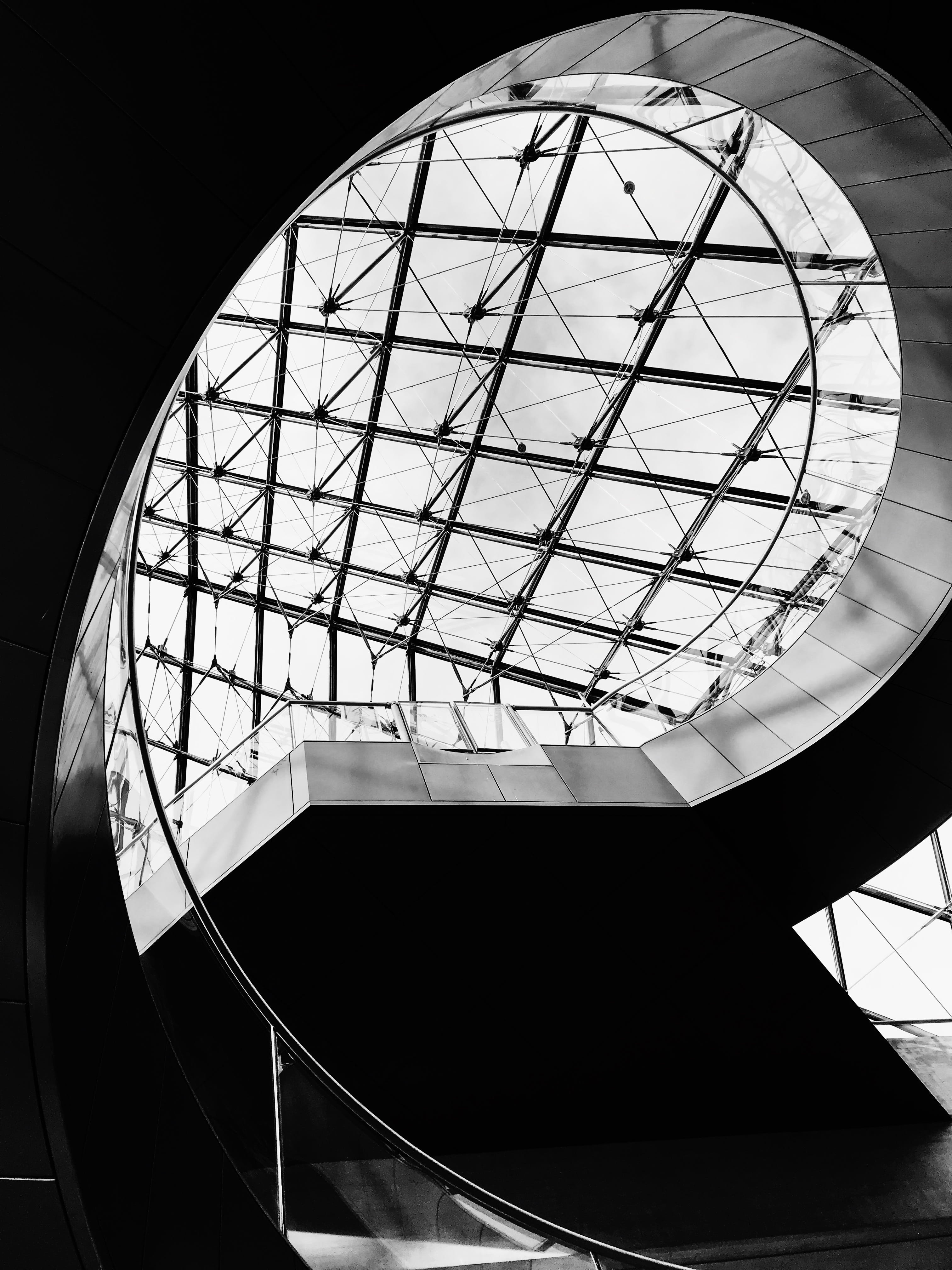 semi-circle, louvre, nature, modern, roof, abstract, paris, architecture, railing, black and white, pattern, france, day, indoors, staircase, looking up, Phone HD Wallpaper