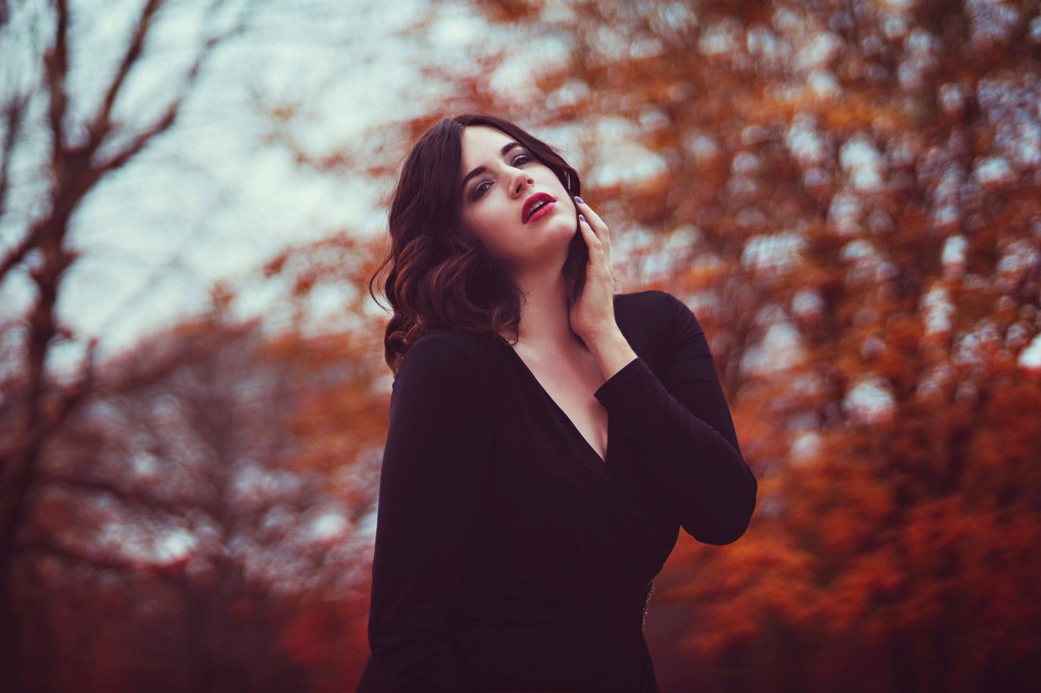 nature, looking at viewer, hairstyle, eyeliner, tree, Black clothes, autumn, women outdoors, beauty, fashion, hands in hair, leisure activity, looking, HD Wallpaper