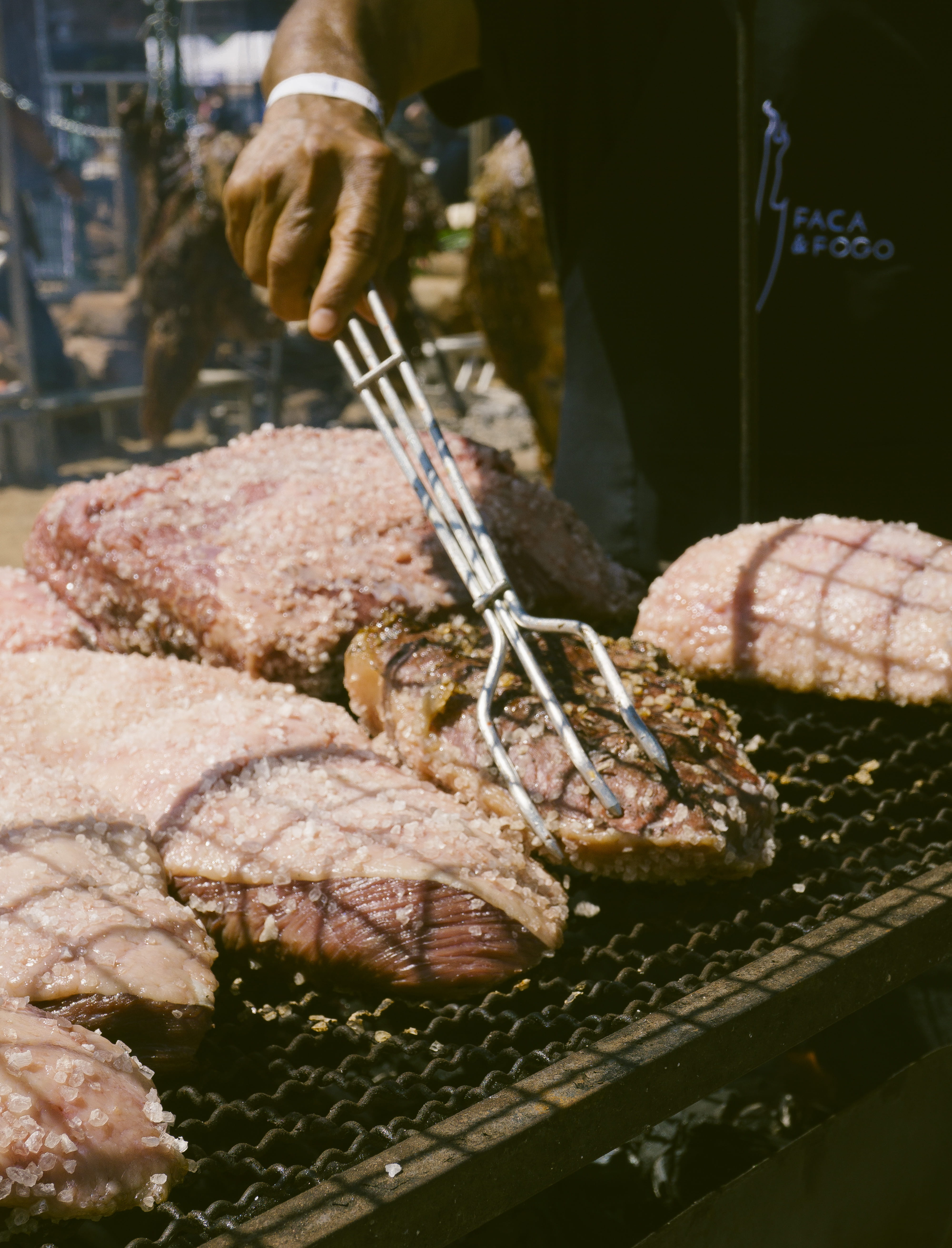 nikon d3100, 5K, indoors, preparing food, red meat, beef, sun, men, 35mm, barbecue, grilled, beer, food and drink, salt, barbecue grill, freshness, brazil, Phone HD Wallpaper