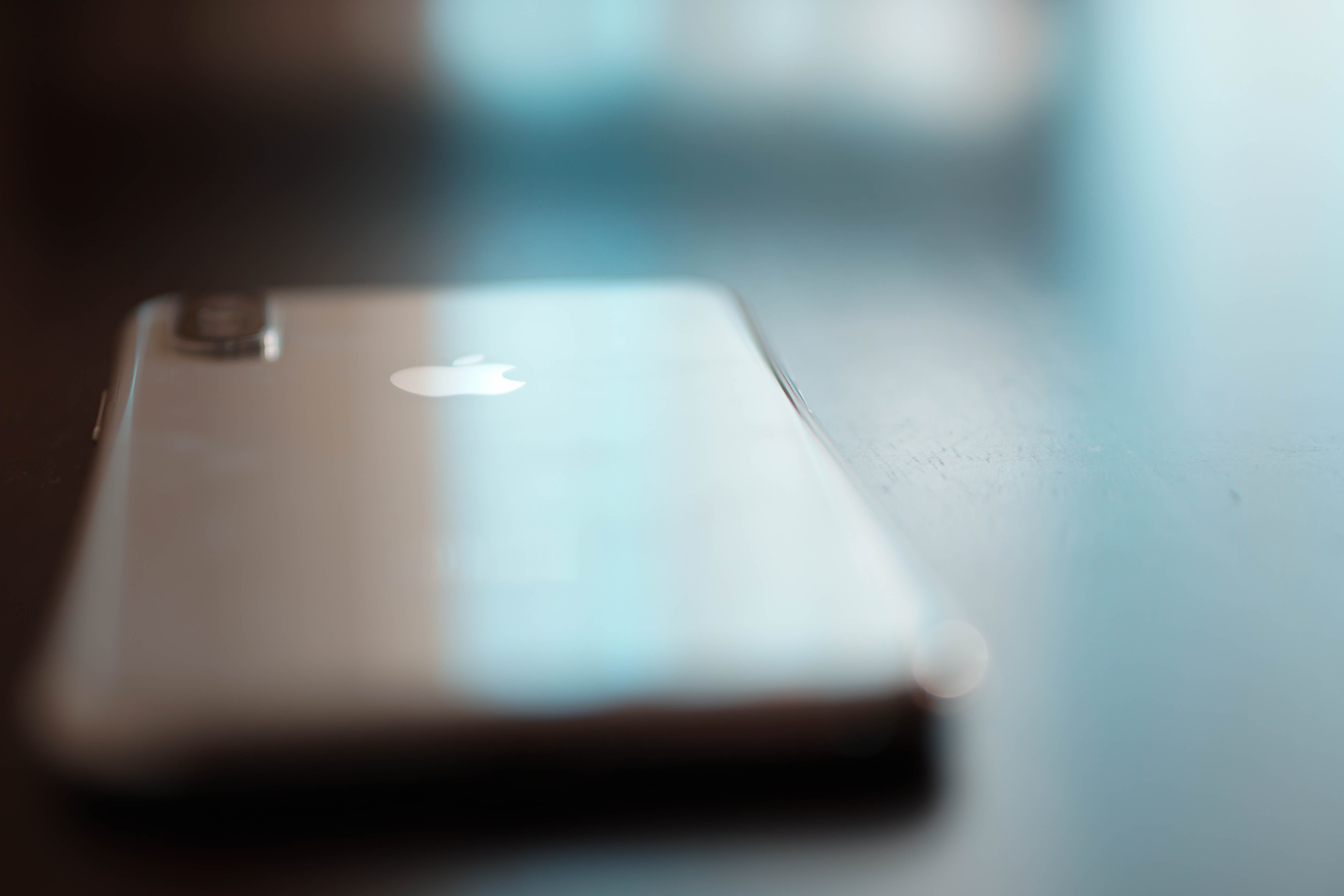 portable information device, temp, selective focus, shine, smart phone, indoors, silver, table, boise, iphonex, apple watch, reflect, camera, lens flare, HD Wallpaper