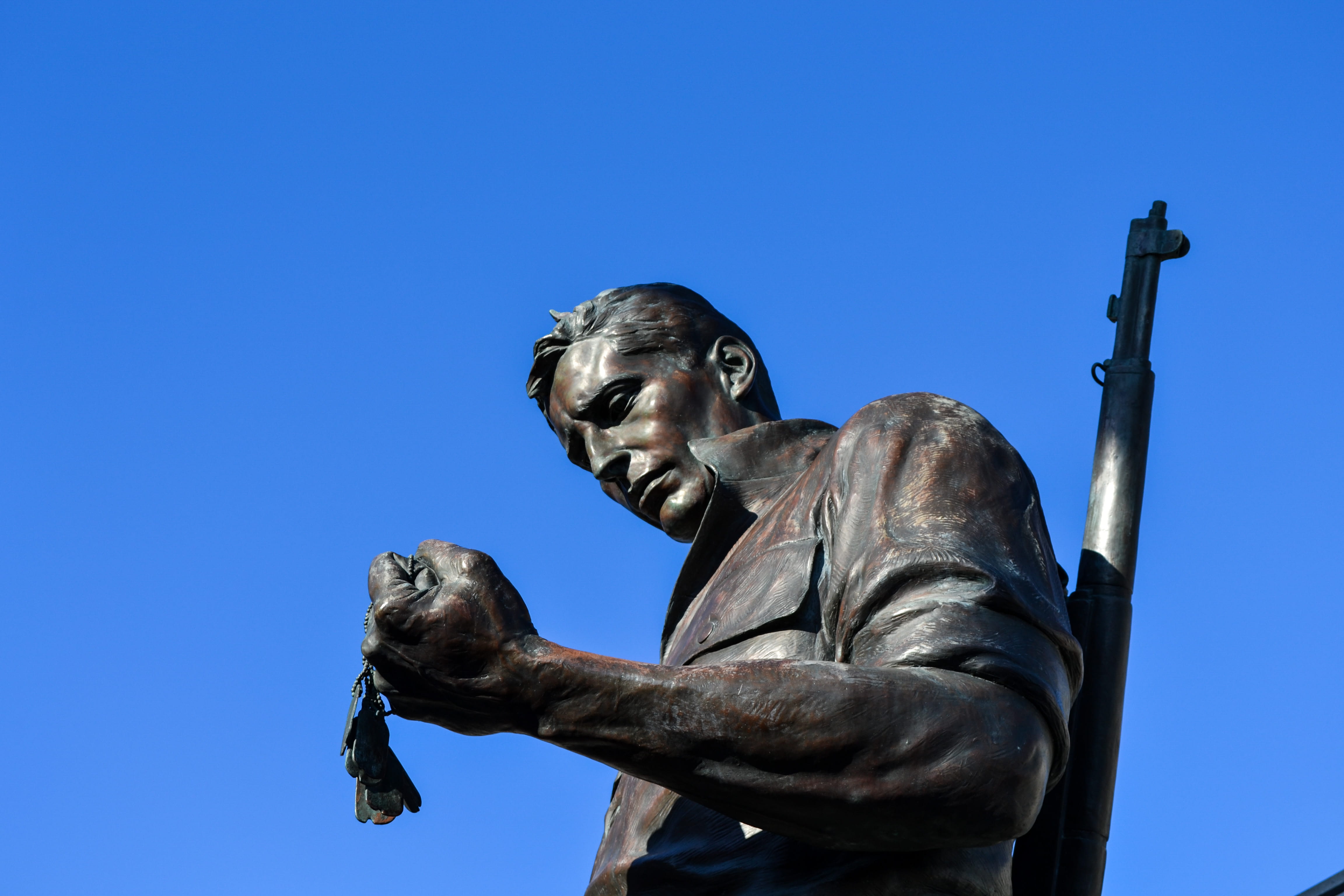 armed forces, no people, history, rifle, army, blue sky, representation, sword, war memorial, united states, statue, art and craft, clear sky, architecture, HD Wallpaper