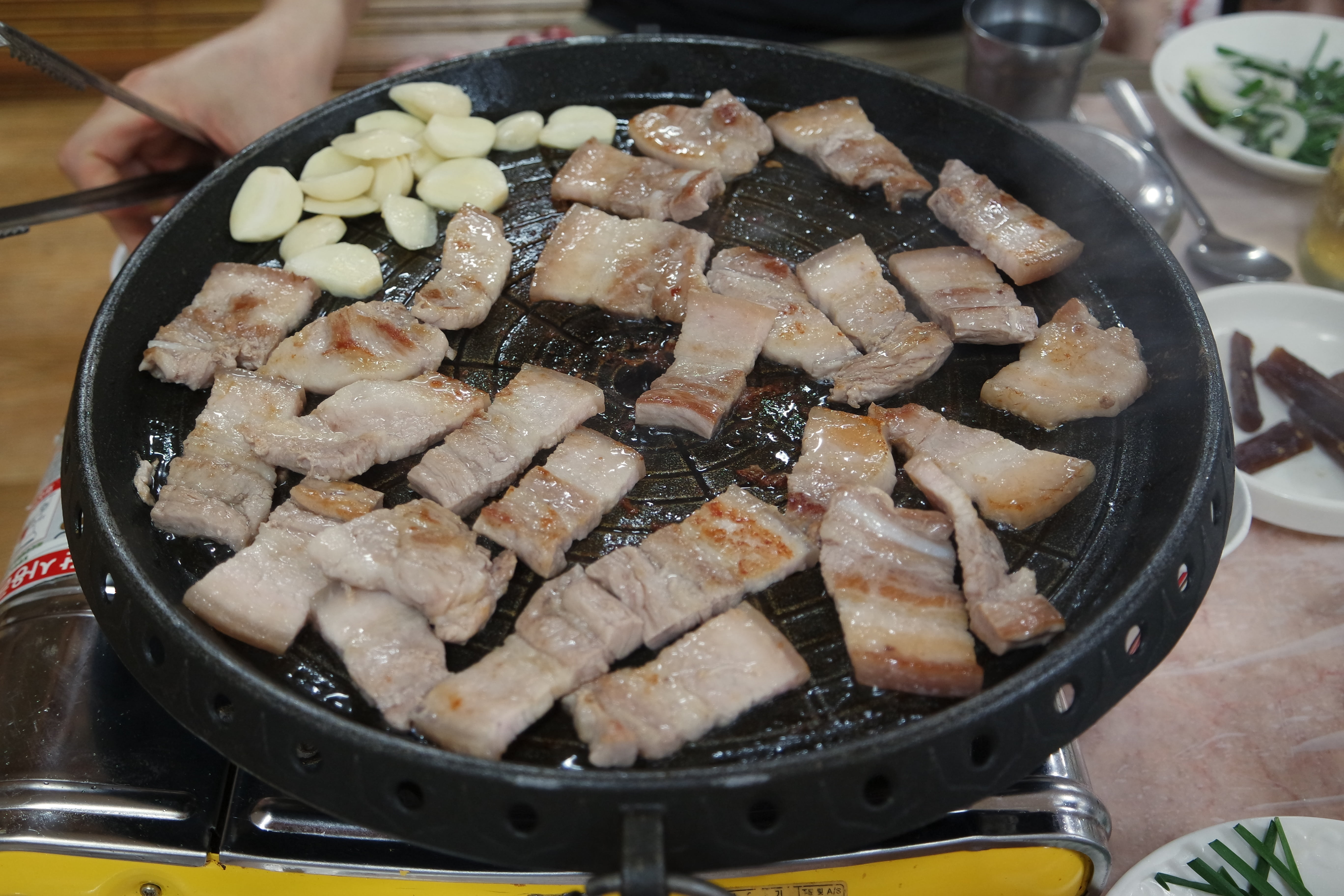cooking pan, ready-to-eat, korean food, high angle view, restaurant, health food, pork, table, iron, household equipment, dining room, japanese food, kitchen utensil, HD Wallpaper