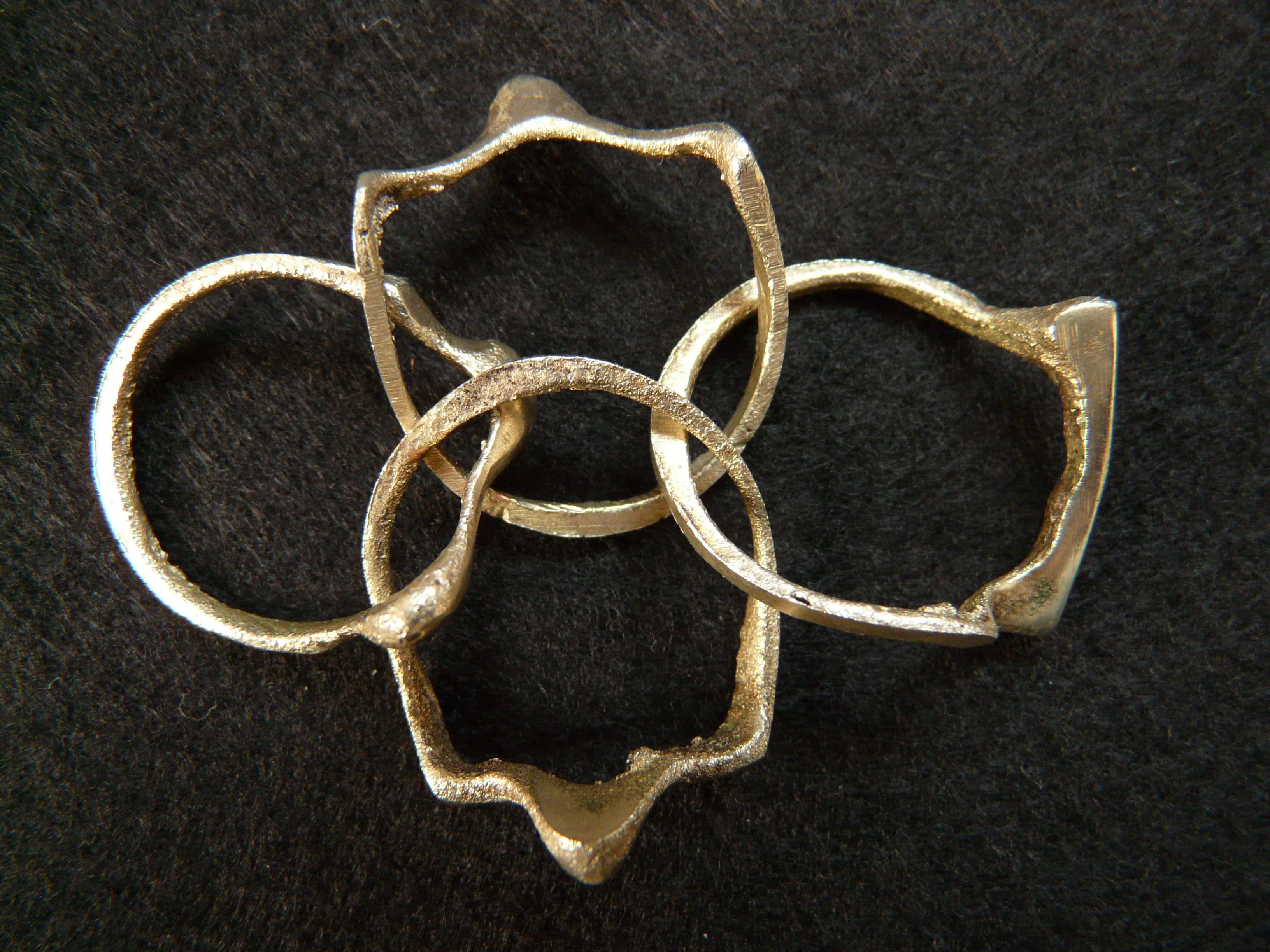 geometric shape, concatenated, ring, four, design, single object, shape, metal, 2K, creativity, no people, positive emotion, directly above, cast iron, HD Wallpaper