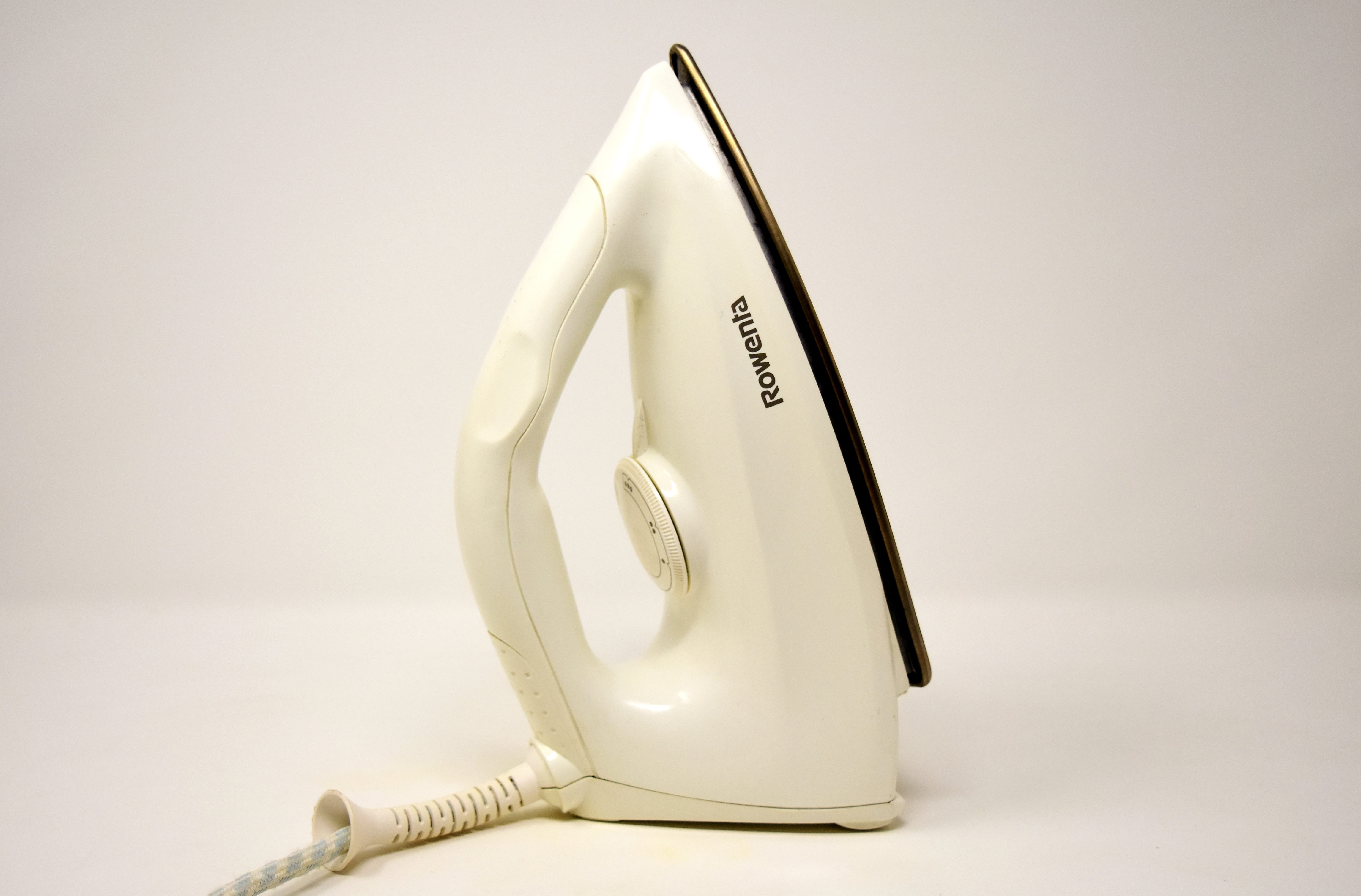 budget, close-up, telephone receiver, studio shot, single object, no people, technology, connection, simplicity, work, indoors, ironing service, cable, HD Wallpaper