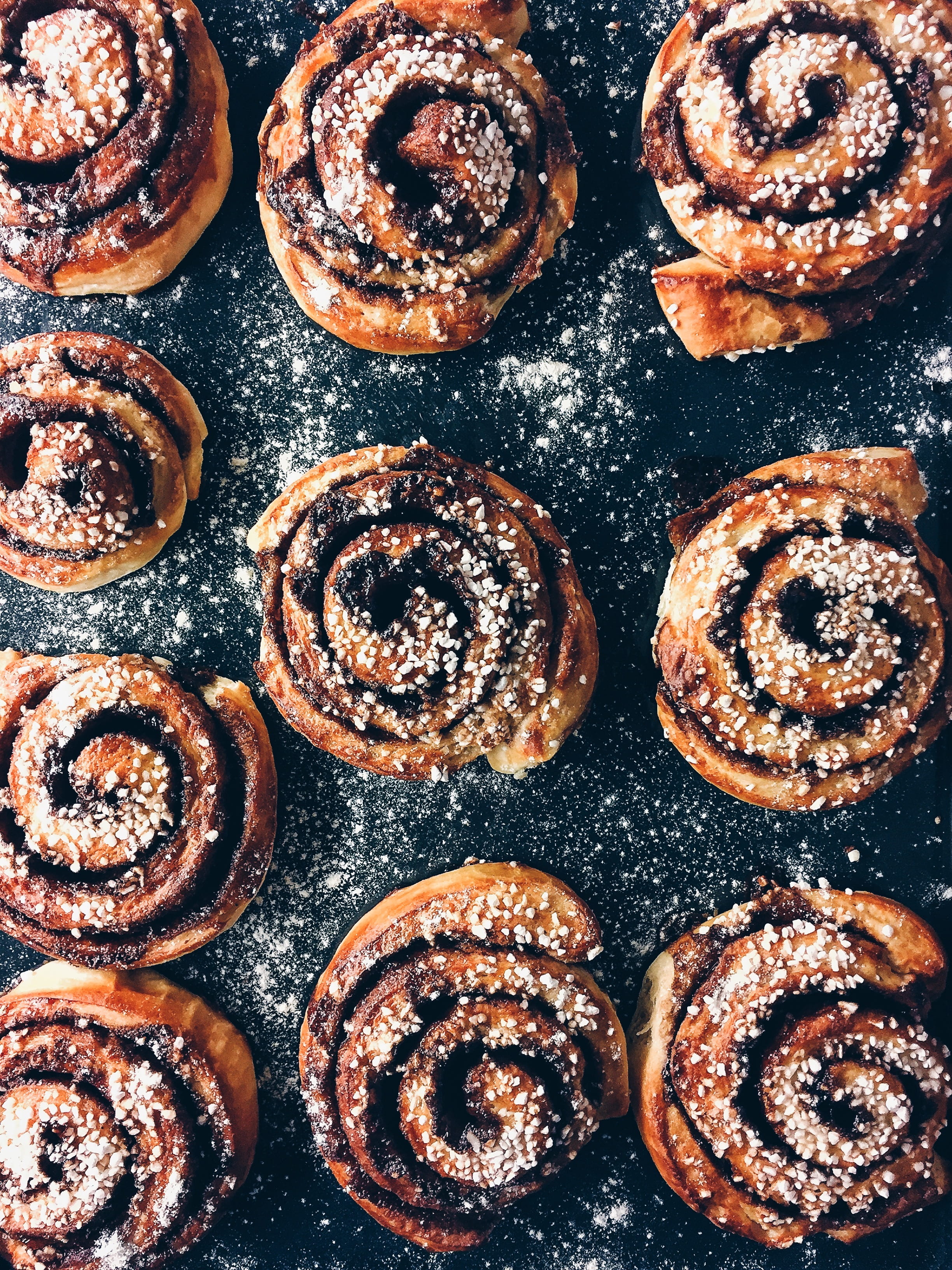 brown, cinnamon, freshness, large group of objects, close-up, rolls, muffin, pastry, directly above, powdered sugar, pastries, black, baked, snack, no people, Phone HD Wallpaper