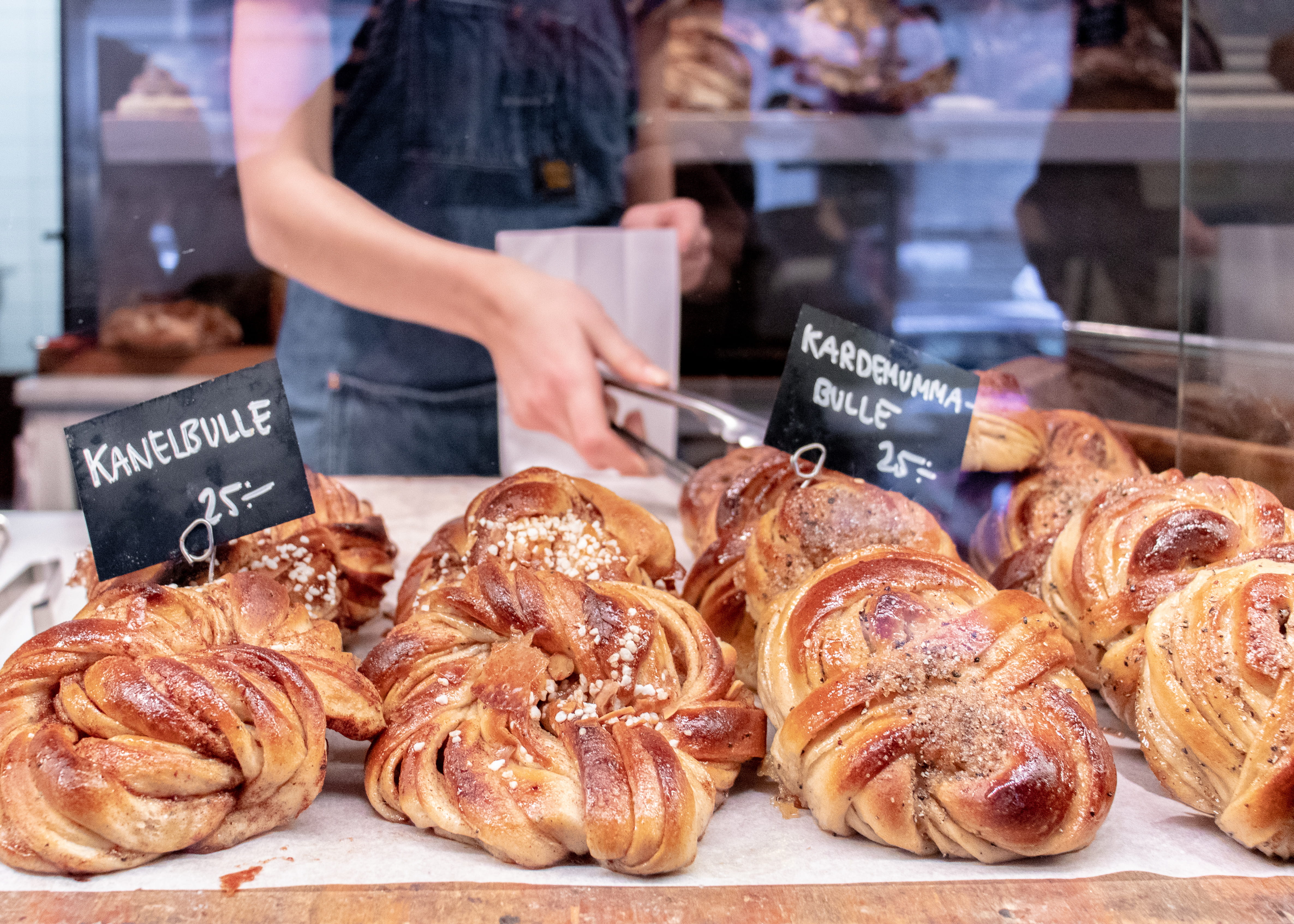 focus on foreground, stockholm, reflection, croissant, freshness, baked goods, person, for sale, 4K, baked pastry item, sweden, cardamon, bread, orange, HD Wallpaper