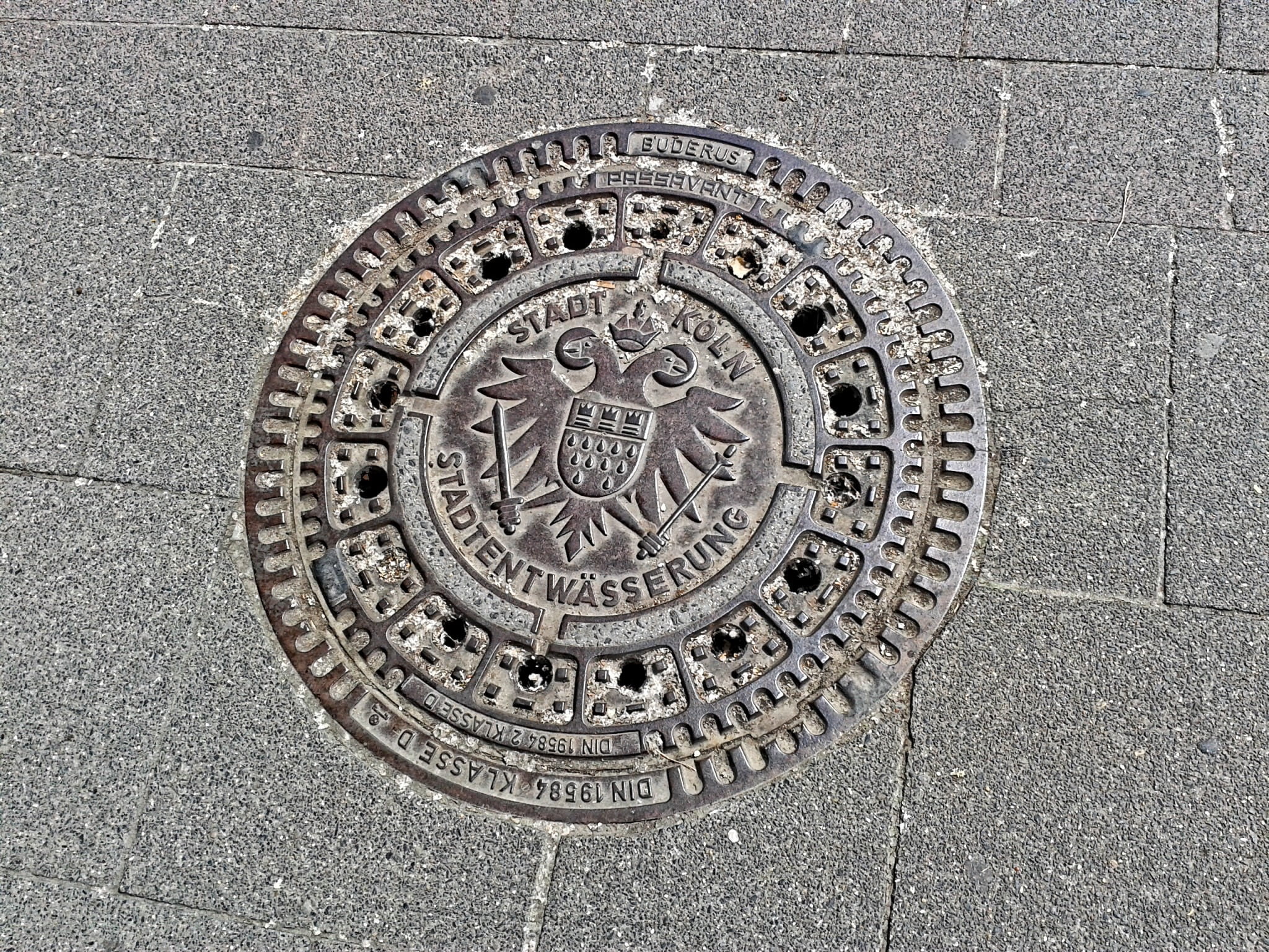 circle, gullideckel, municipal enterprises, paving stone, tiled floor, cologne, pattern, geometric shape, street, water, text, sewage management, manhole, HD Wallpaper