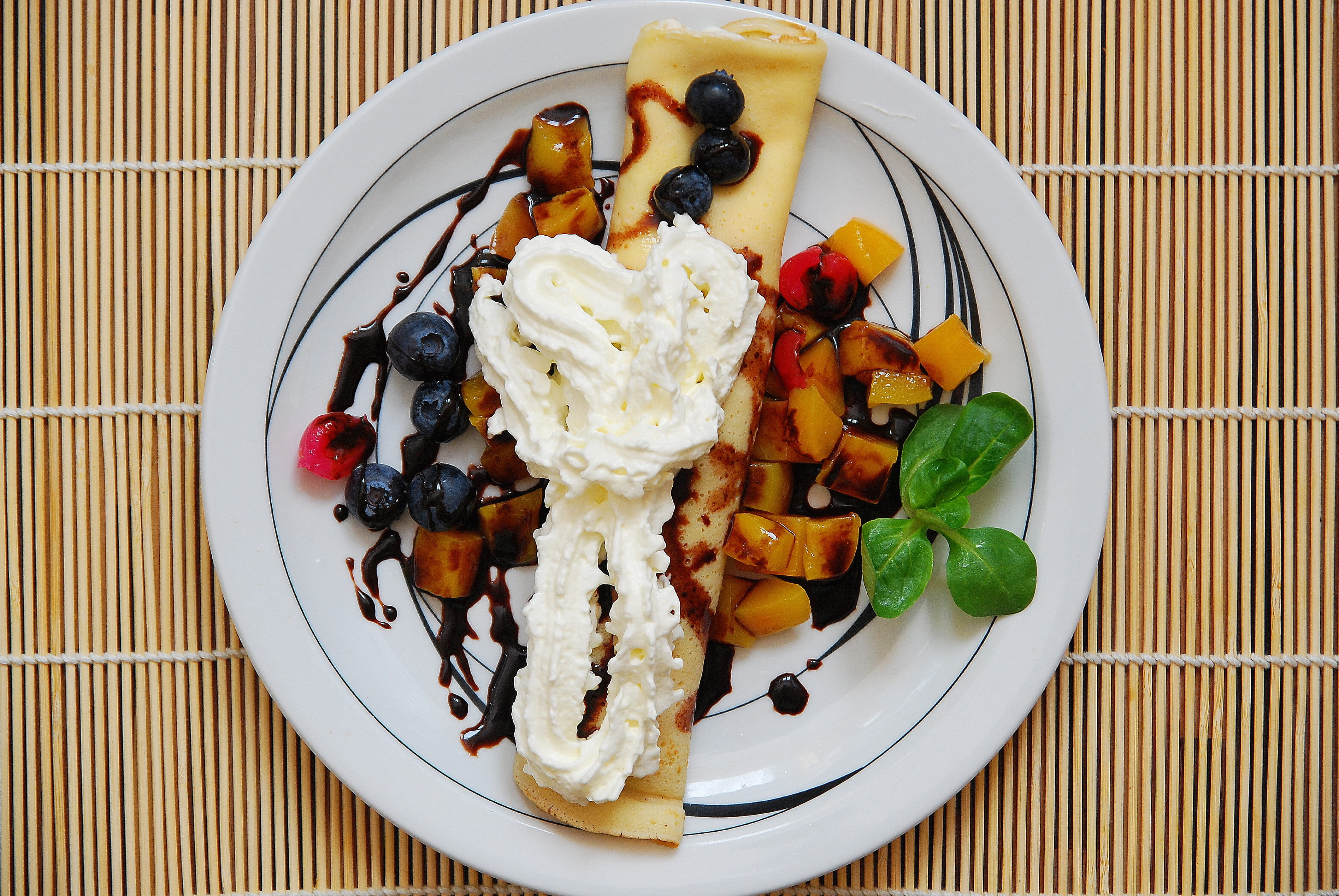 dinner, place mat, ready-to-eat, 2K, dish, kitchen, restaurant, sweet, pancake, lunch, food and drink, cream, leaf, directly above, serving size, indulgence, HD Wallpaper