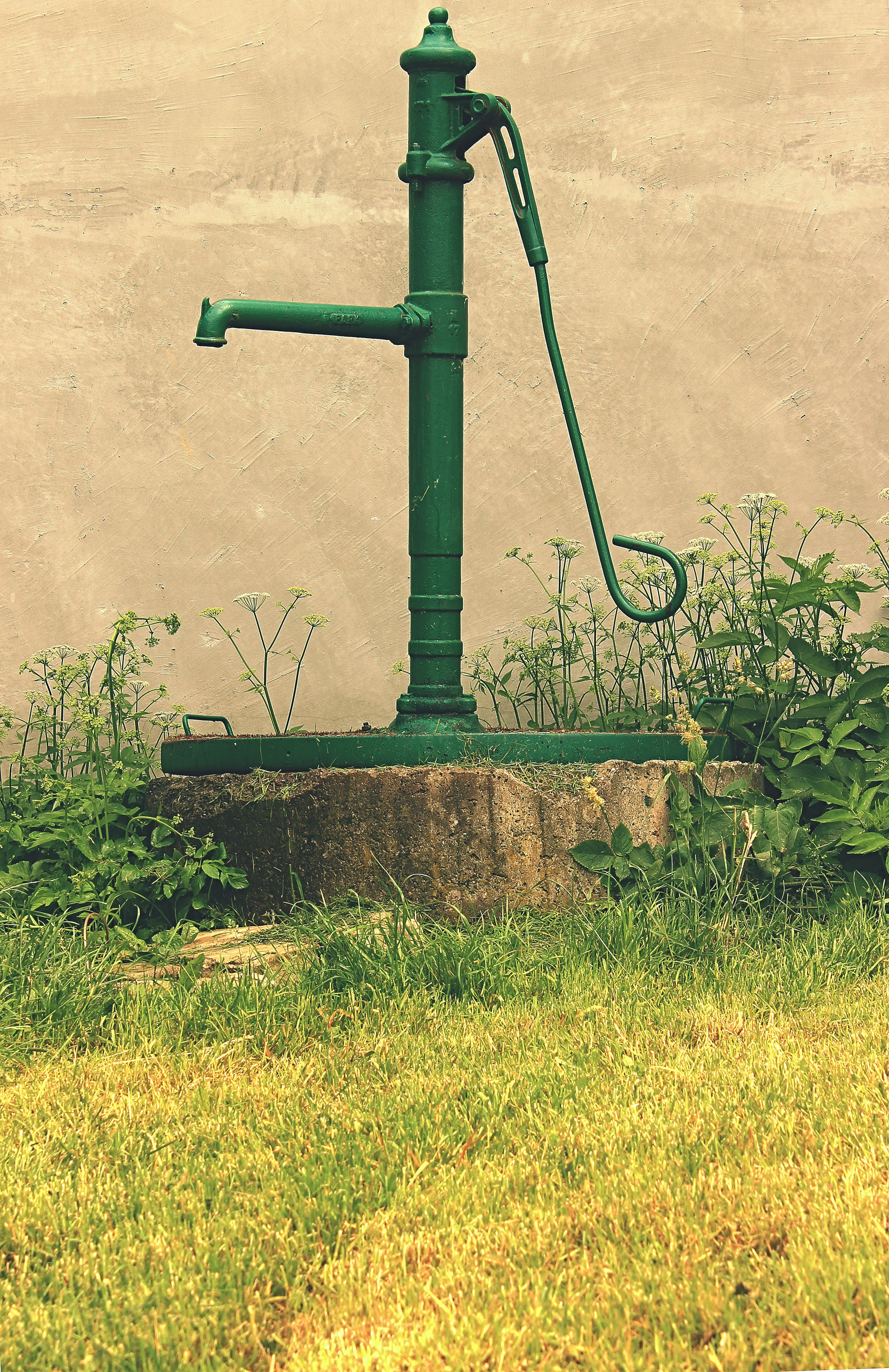 water pump, land, growth, garden, hand, winter, nature, pipe - tube, sunlight, outdoors, pump, metal, garden hose, countryside, old man, pipe, green, iron, Phone HD Wallpaper